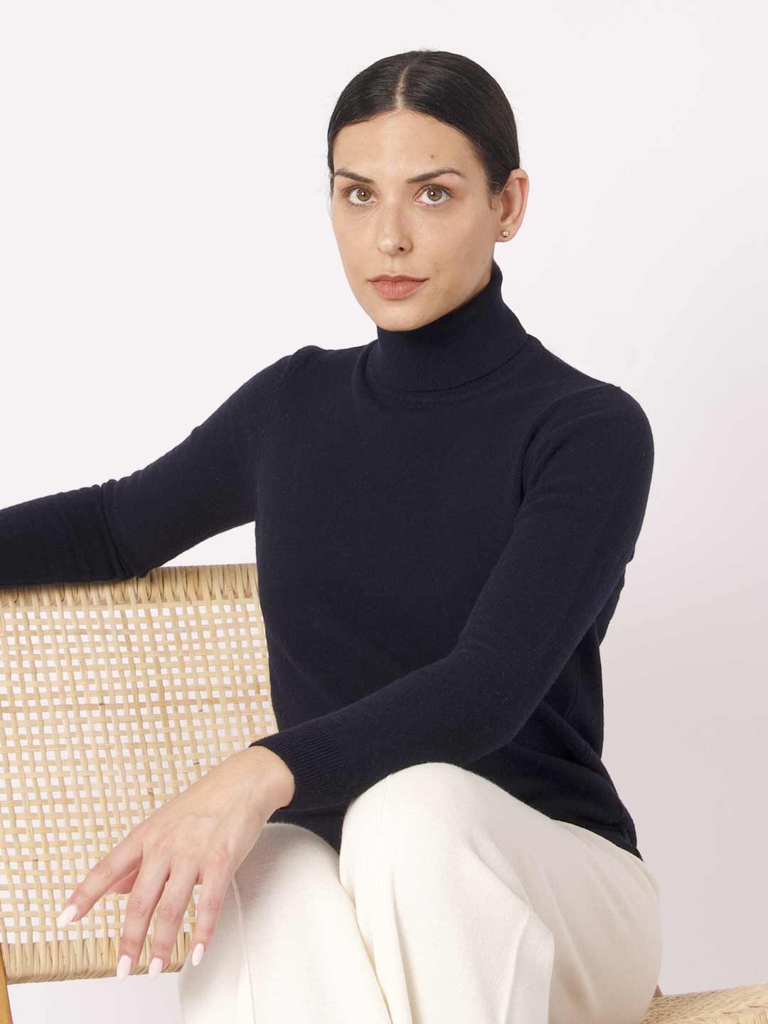 Camisolas de Malha Achega - Camisola de gola alta em lambswool na cor azul marinho