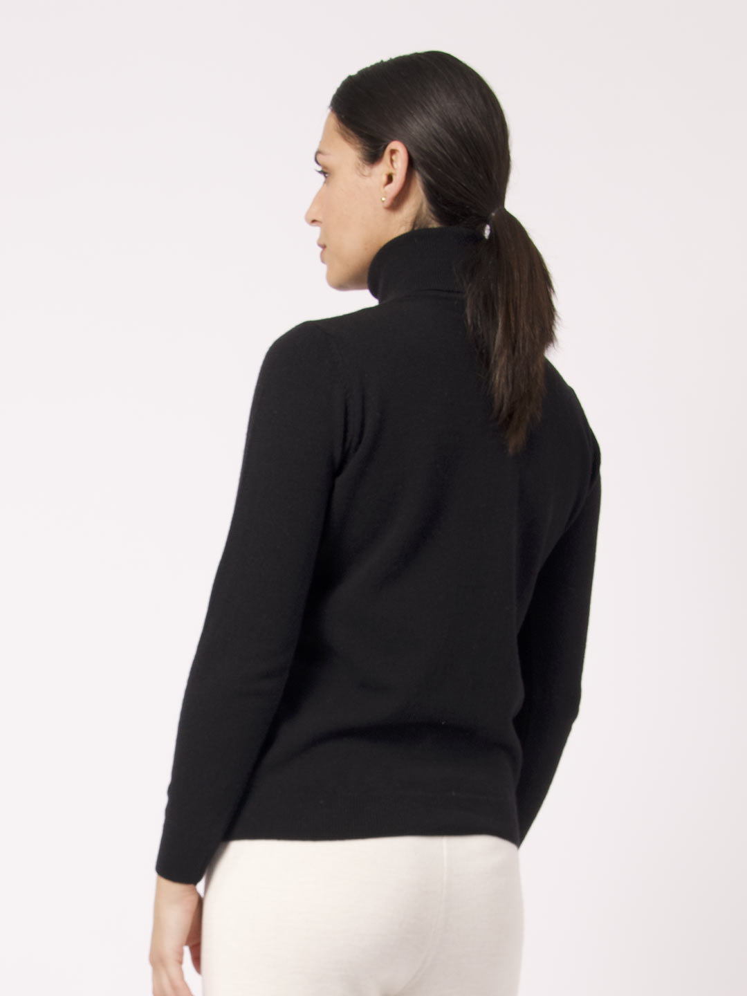Camisolas de Malha Achega - Camisola de gola alta em lambswool na cor preto