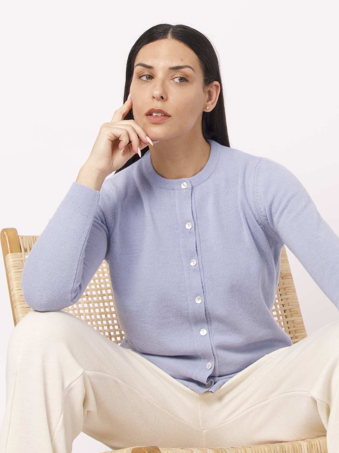 Casacos de Malha Achega - Casaco feminino azul claro em lambswool com decote redondo e botões
