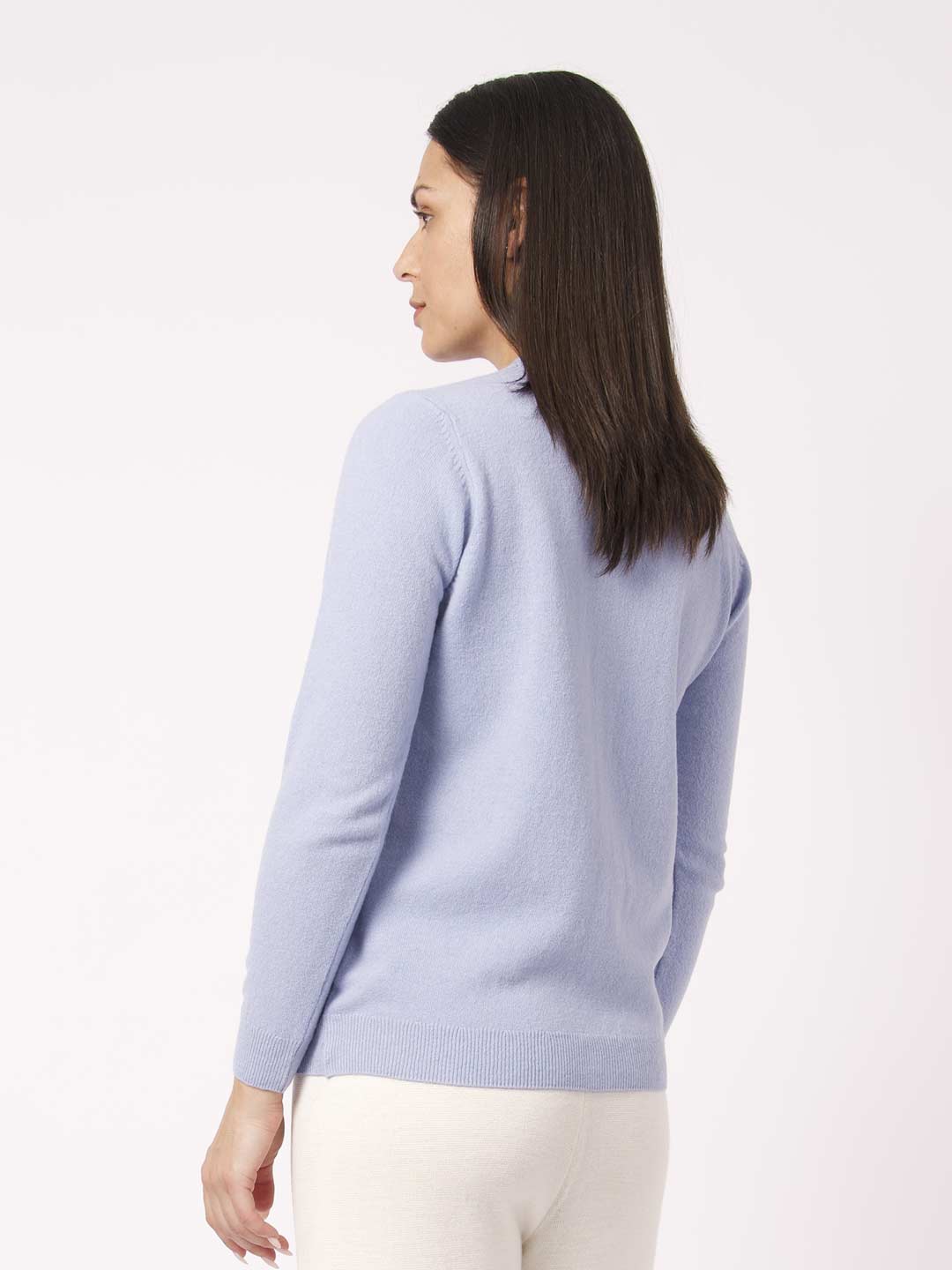 Casacos de Malha Achega - Casaco feminino azul claro em lambswool com decote redondo e botões