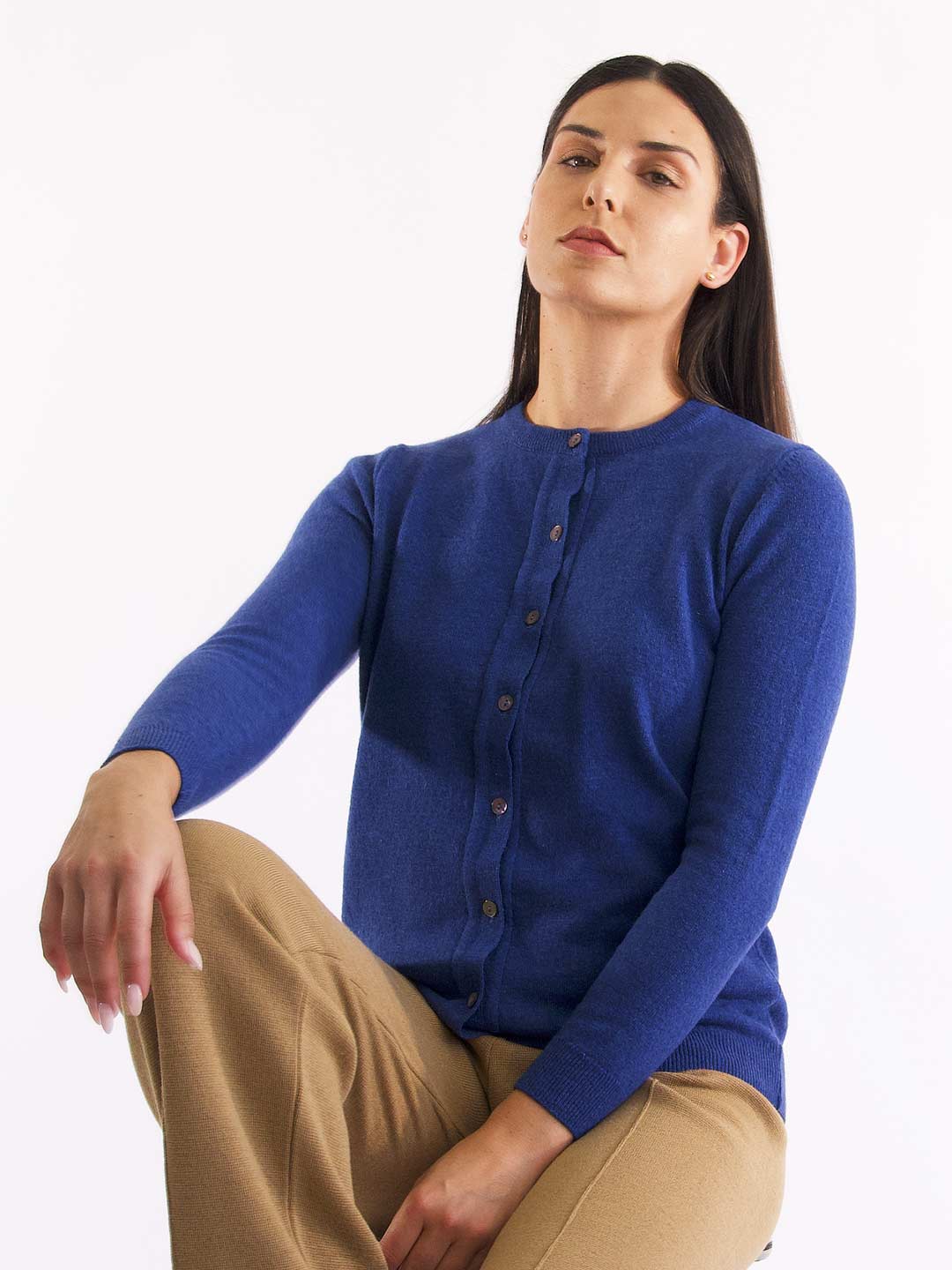 Casacos de Malha Achega - Casaco feminino azul indigo em lambswool com decote redondo e botões