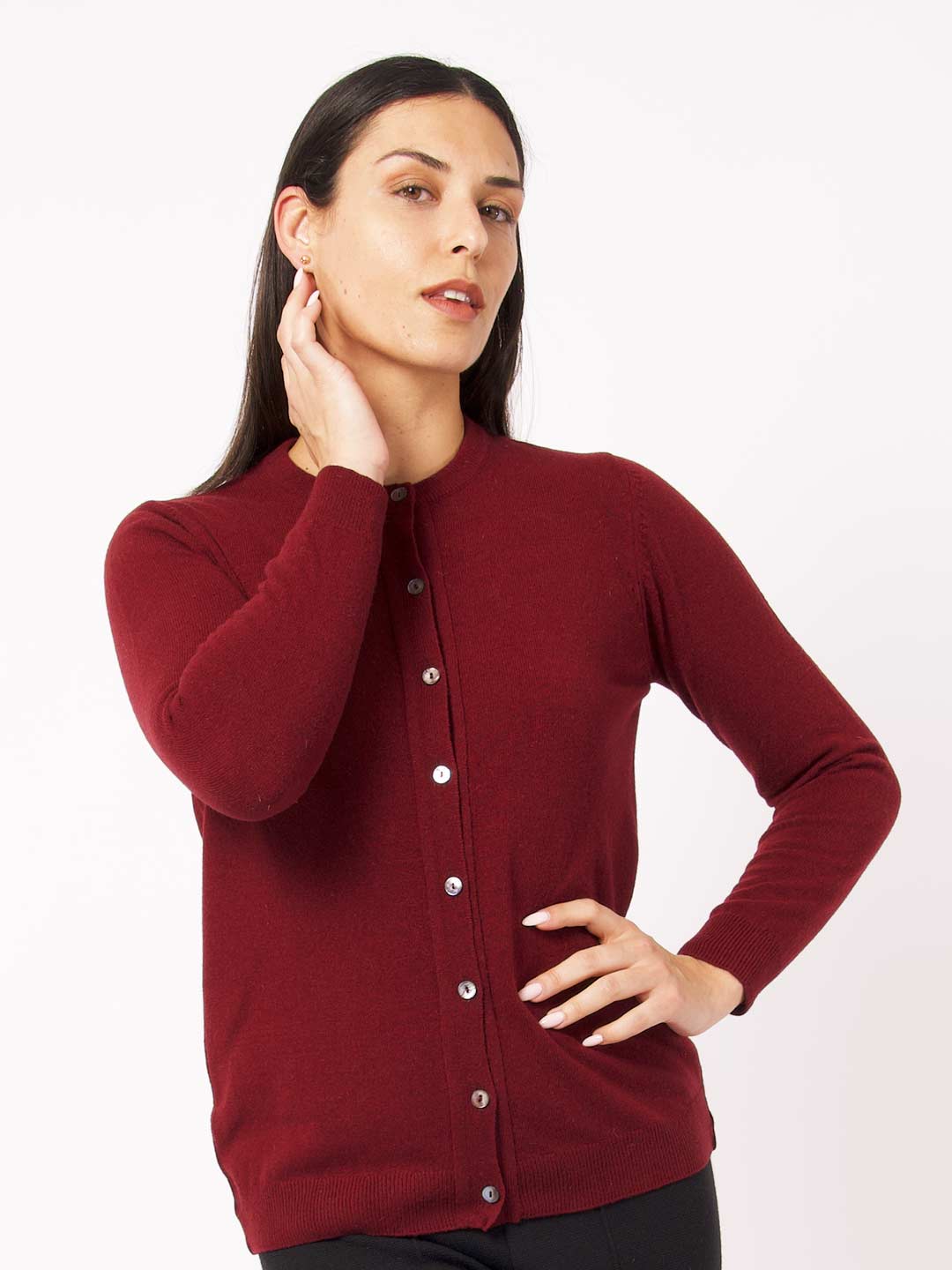 Casacos de Malha Achega - Casaco feminino bordeaux em lambswool com decote redondo e botões