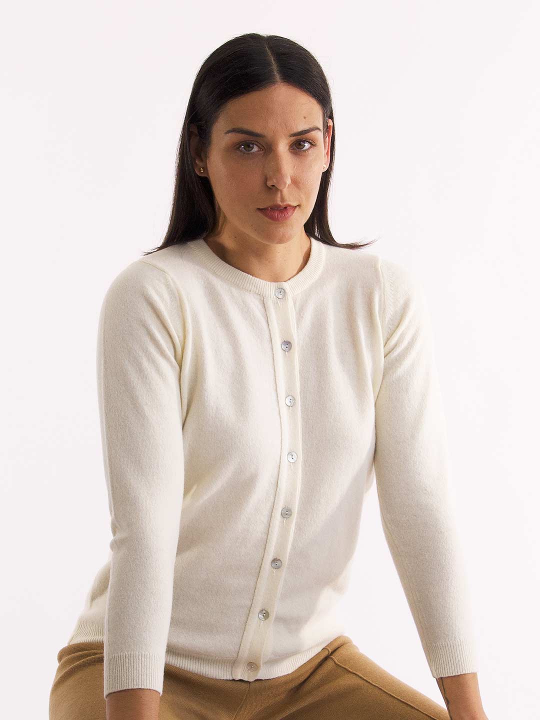 Casacos de Malha Achega - Casaco feminino branco em lambswool com decote redondo e botões