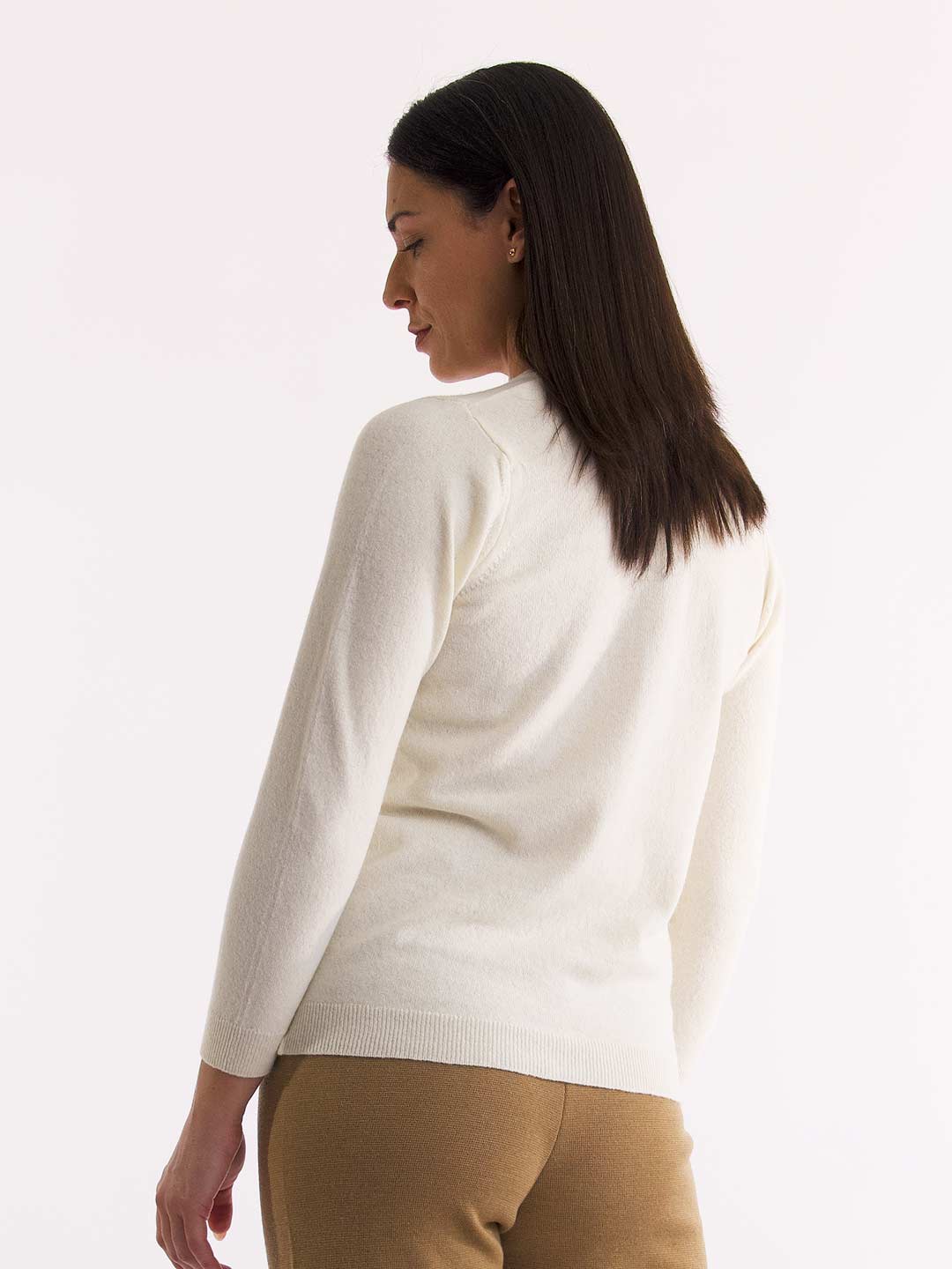 Casacos de Malha Achega - Casaco feminino branco em lambswool com decote redondo e botões