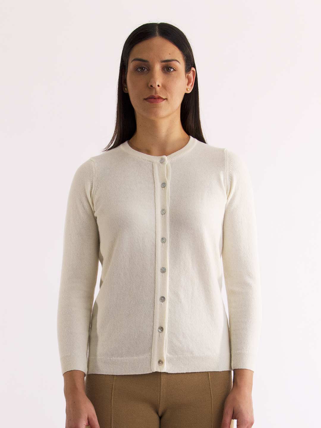 Casacos de Malha Achega - Casaco feminino branco em lambswool com decote redondo e botões