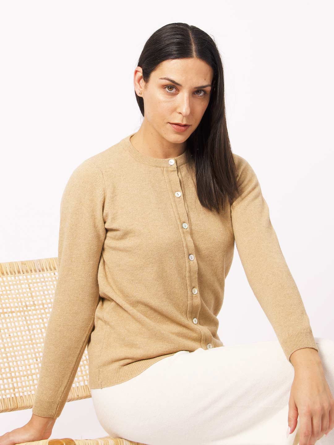 Casacos de Malha Achega - Casaco feminino camel em lambswool com decote redondo e botões