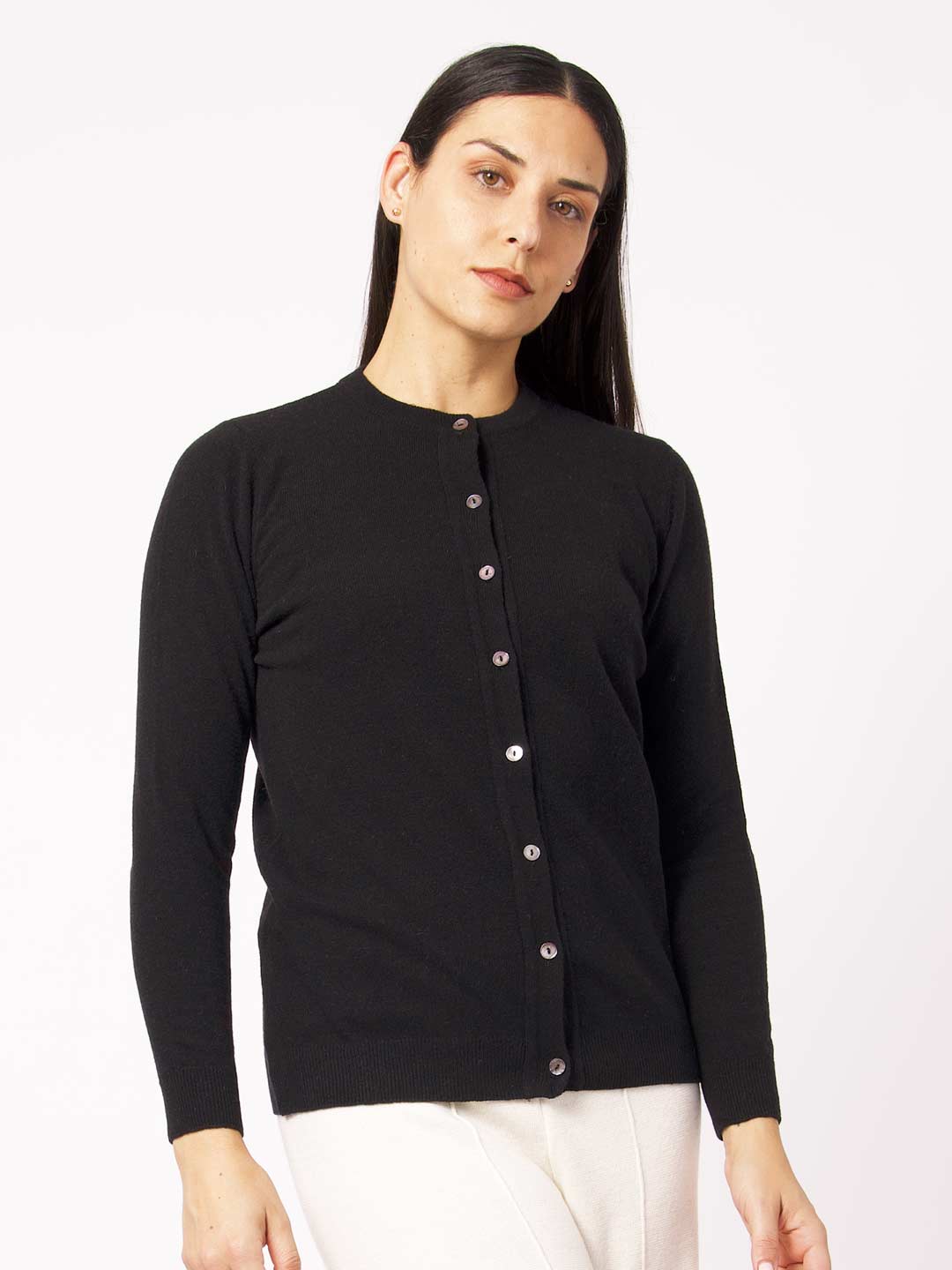 Casacos de Malha Achega - Casaco feminino preto em lambswool com decote redondo e botões