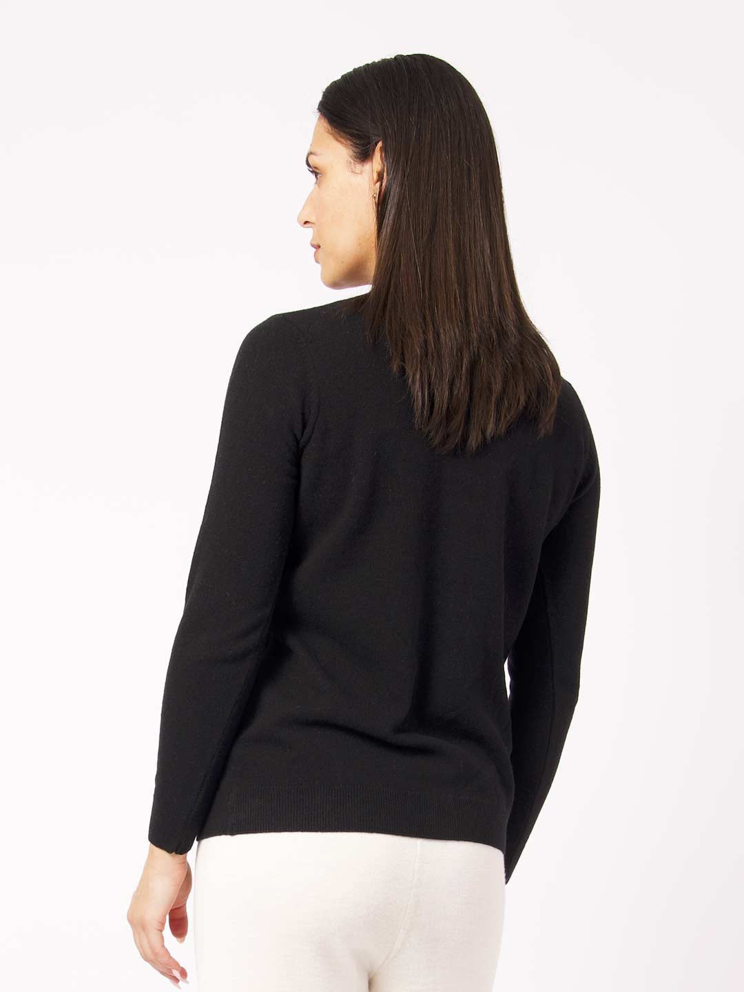Casacos de Malha Achega - Casaco feminino preto em lambswool com decote redondo e botões