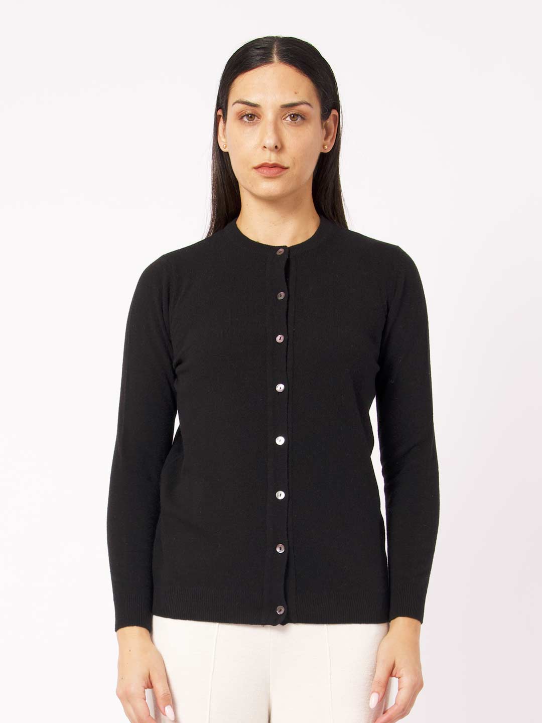 Casacos de Malha Achega - Casaco feminino preto em lambswool com decote redondo e botões