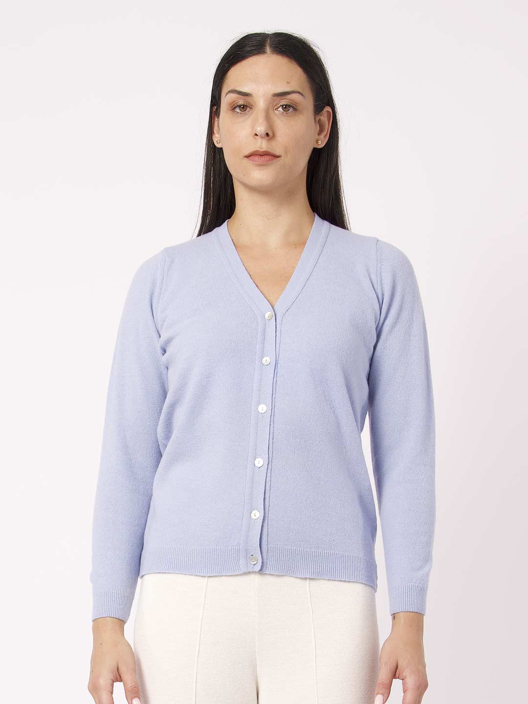 Casacos de Malha Achega - Casaco feminino azul claro em lambswool com decote rem V e botões