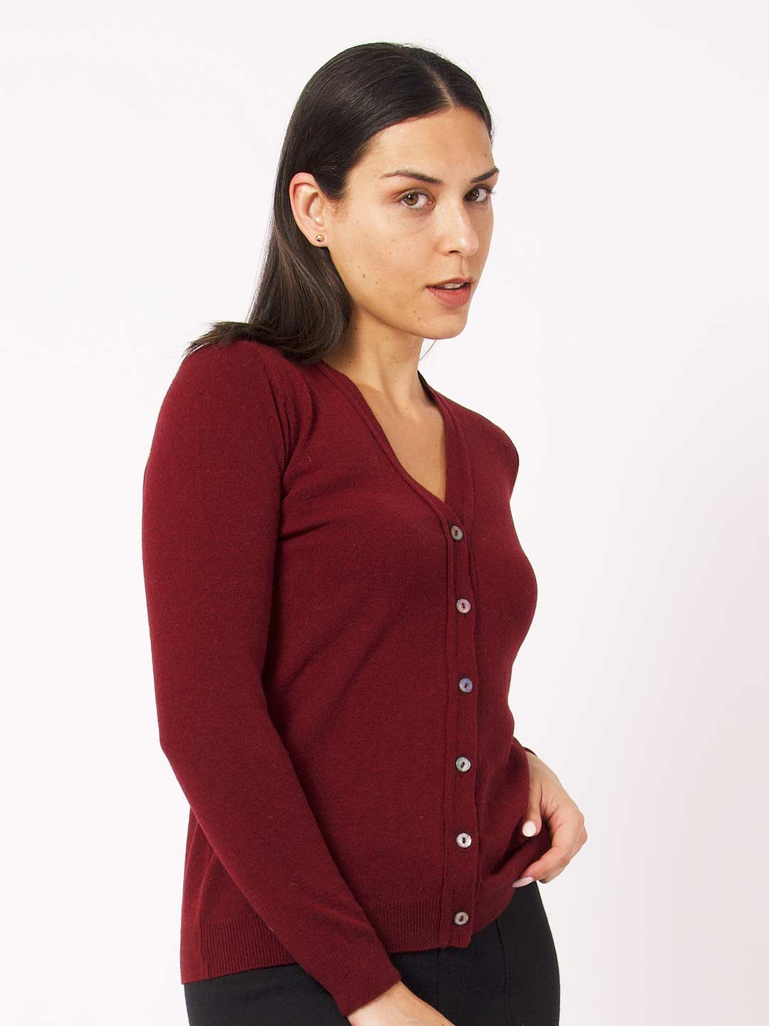 Casacos de Malha Achega - Casaco feminino bordeaux em lambswool com decote em V e botões