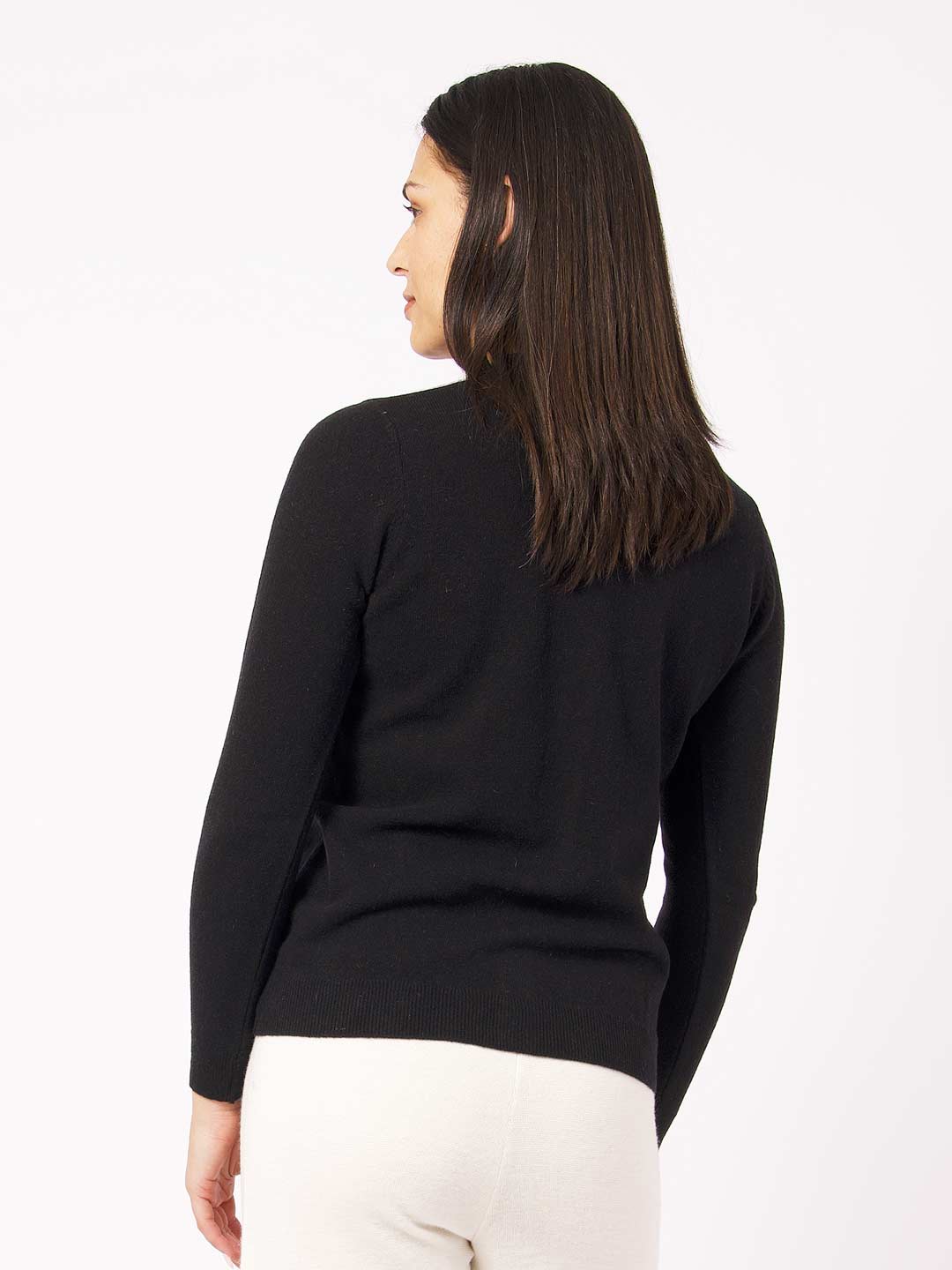 Casacos de Malha Achega - Casaco feminino preto em lambswool com decote em V e botões