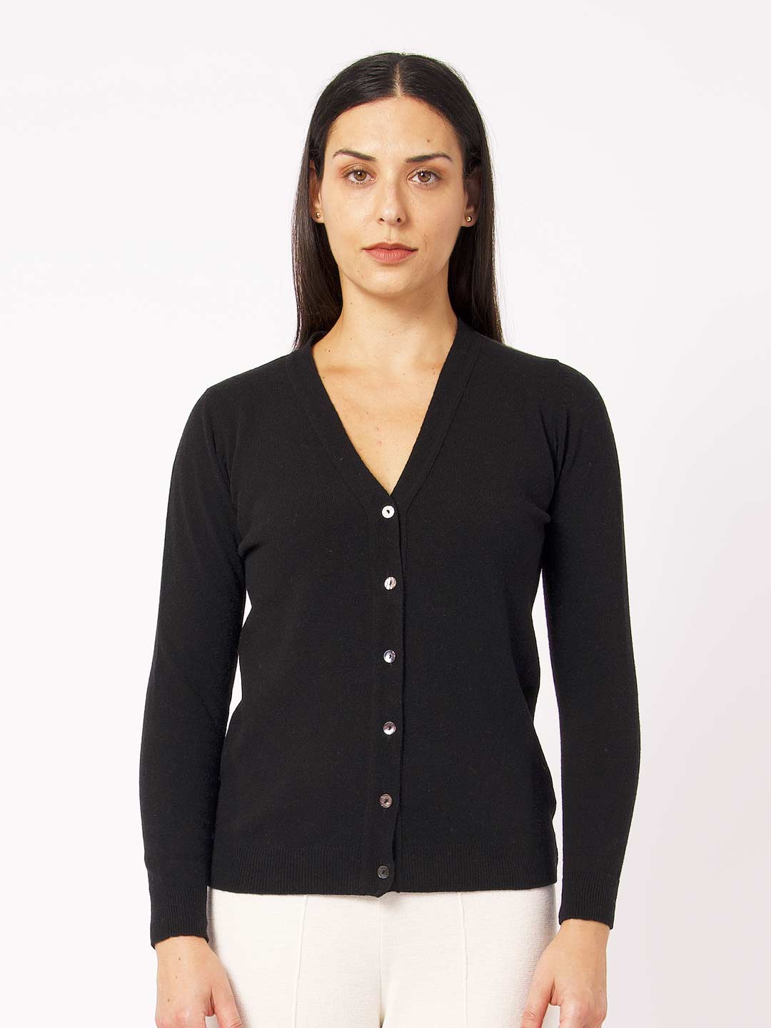 Casacos de Malha Achega - Casaco feminino preto em lambswool com decote em V e botões