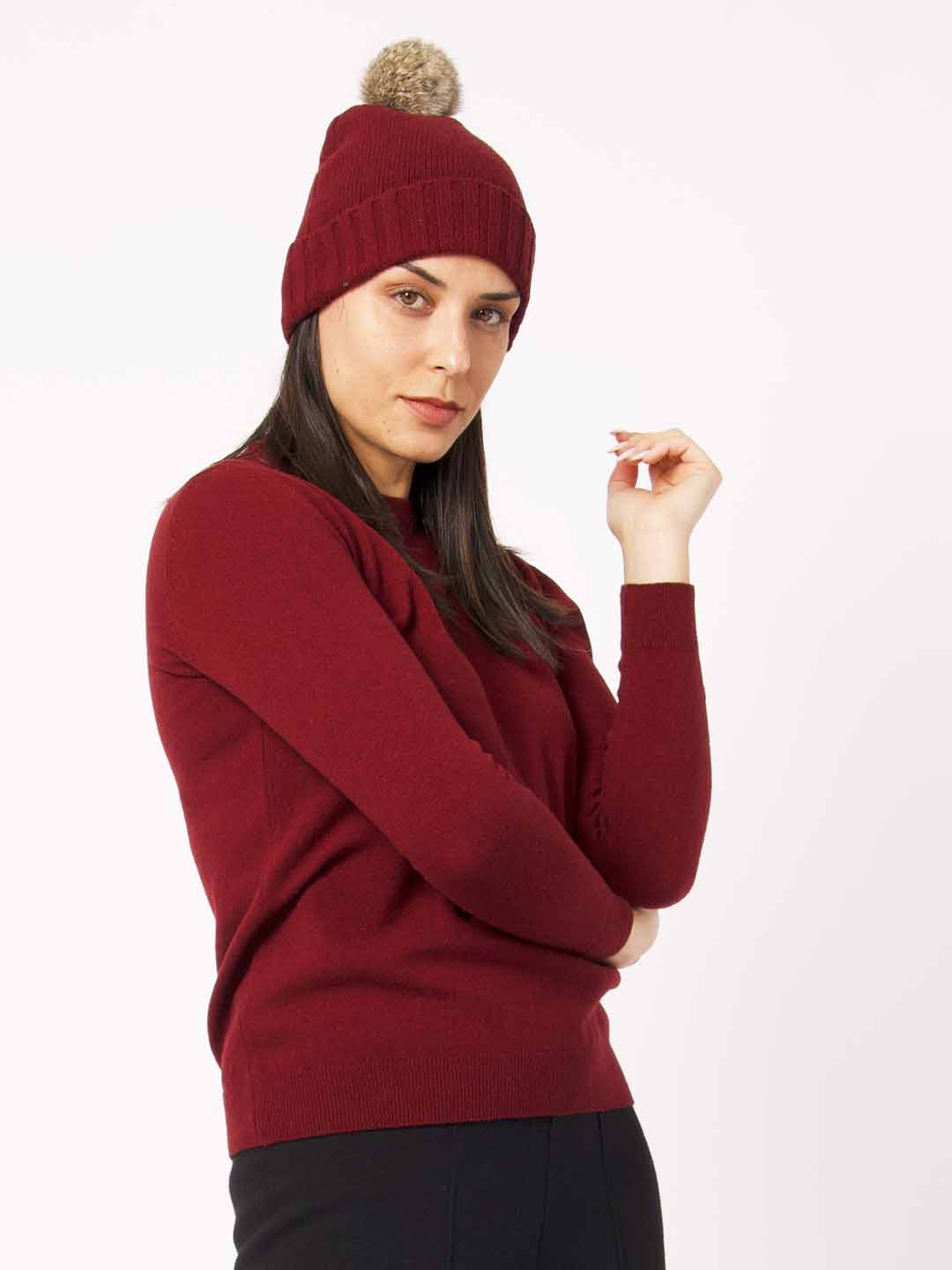 Gorros de Malha Achega - Gorro com pompom feminino em lambswool na cor bordeaux