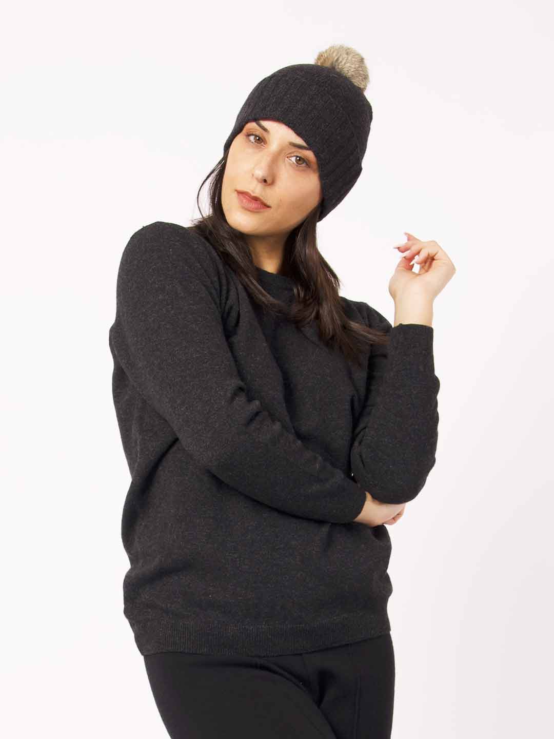 Achega knitted beanies - Women's pompom beanie in gray lambswool