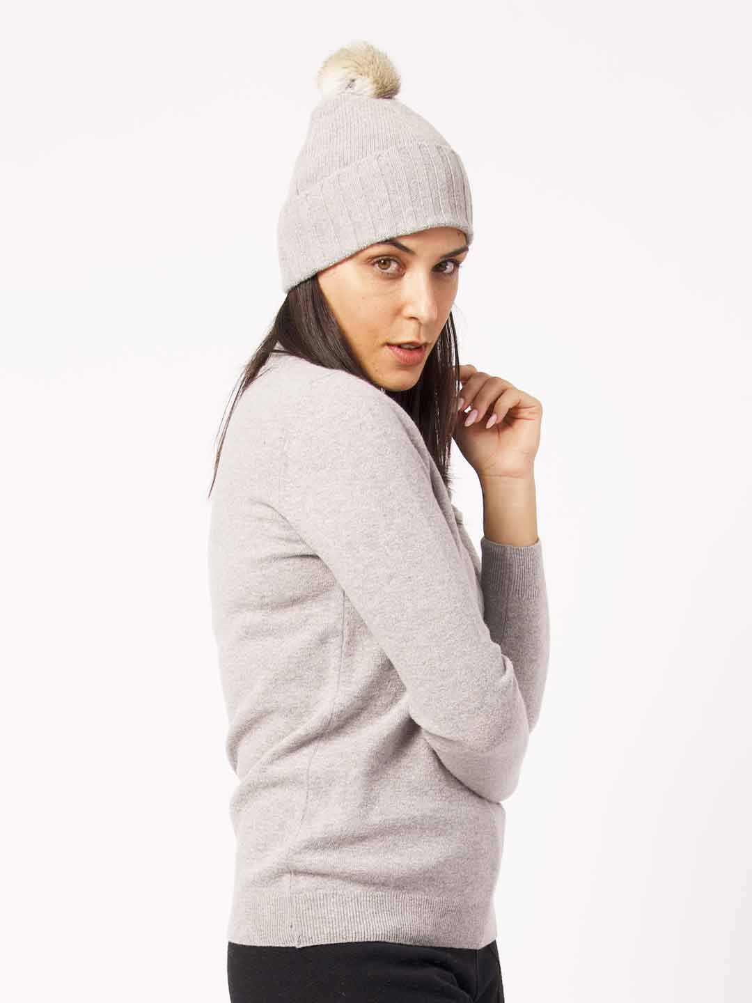 Gorros de Malha Achega - Gorro com pompom feminino em lambswool na cor cinzento