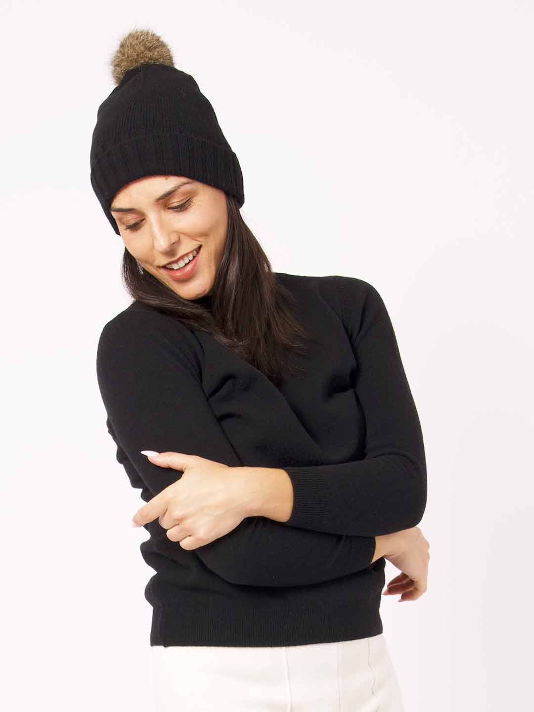 Gorros de Malha Achega - Gorro com pompom feminino em lambswool na cor preto