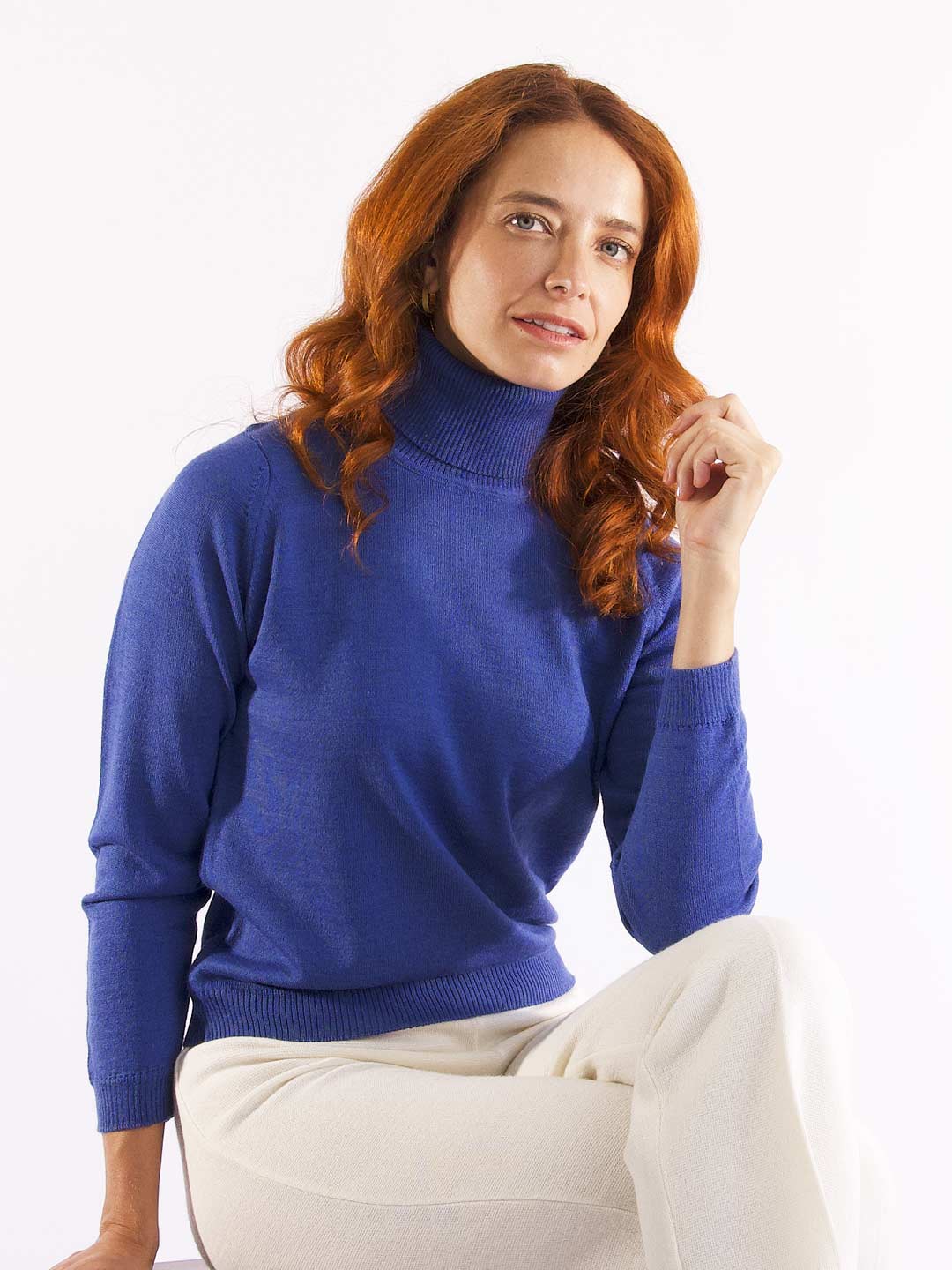 Camisolas de Malha Achega - Camisola feminina em lã merino com gola alta na cor azul indigo