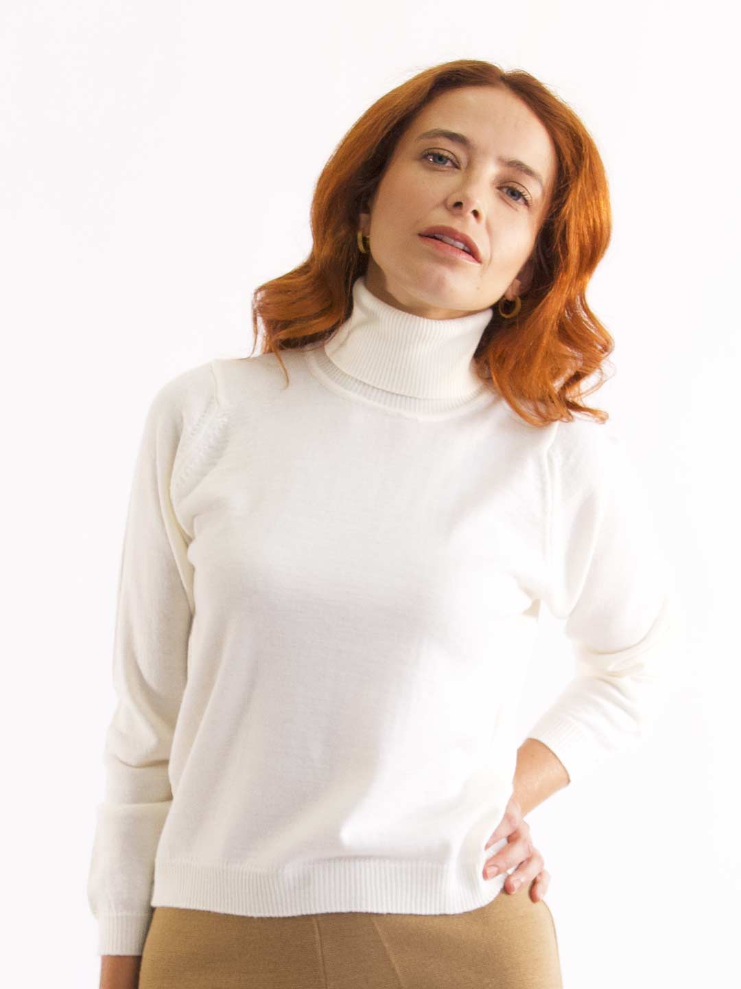 Camisolas de Malha Achega - Camisola feminina em lã merino com gola alta na cor branca
