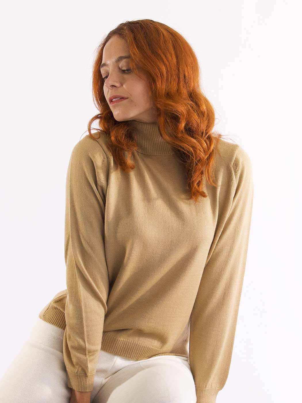 Achega Knit Sweaters - Jersey de cuello alto de lana merino para mujer en color camel