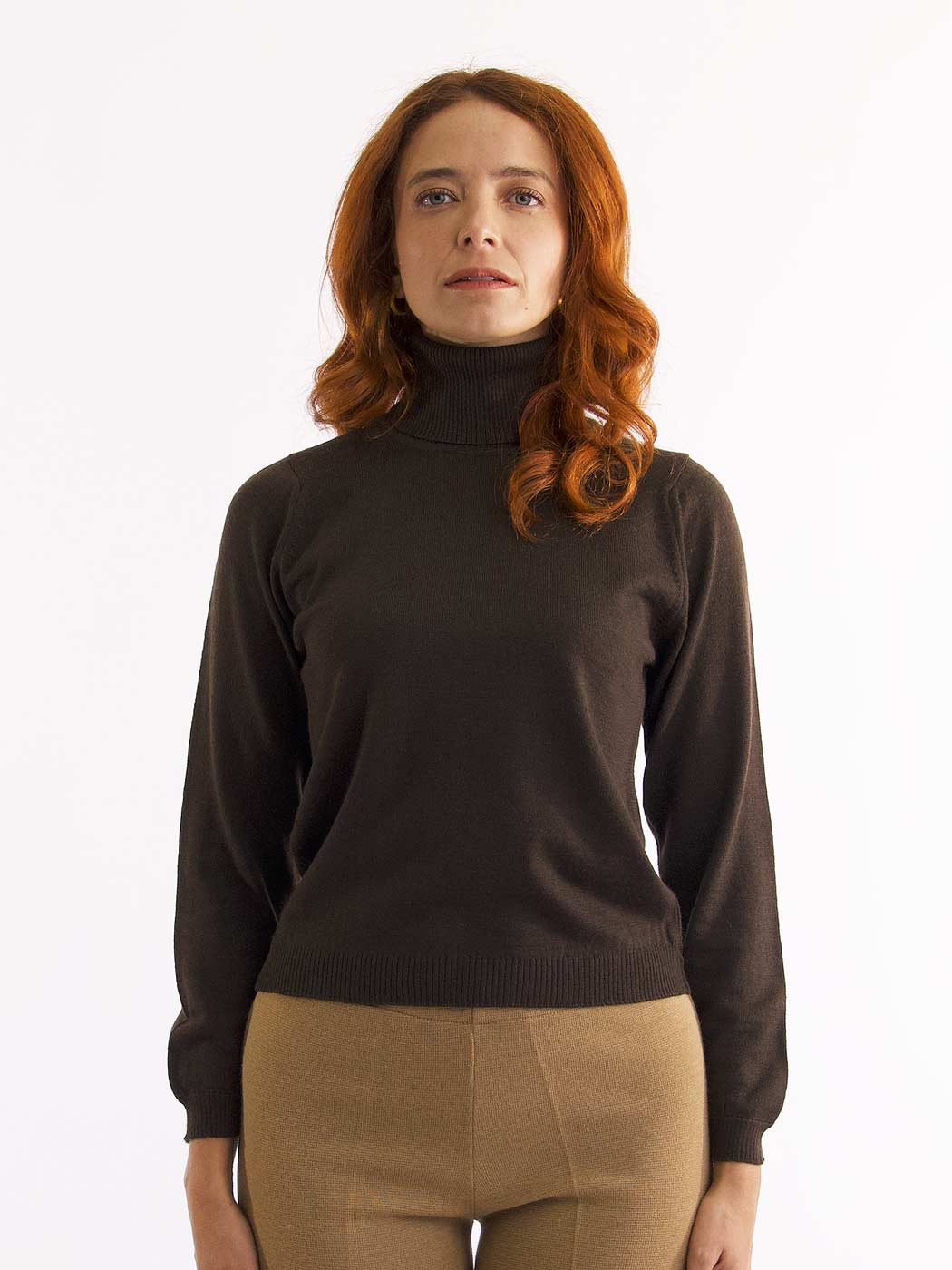 Camisolas de Malha Achega - Camisola feminina em lã merino com gola alta na cor castanho