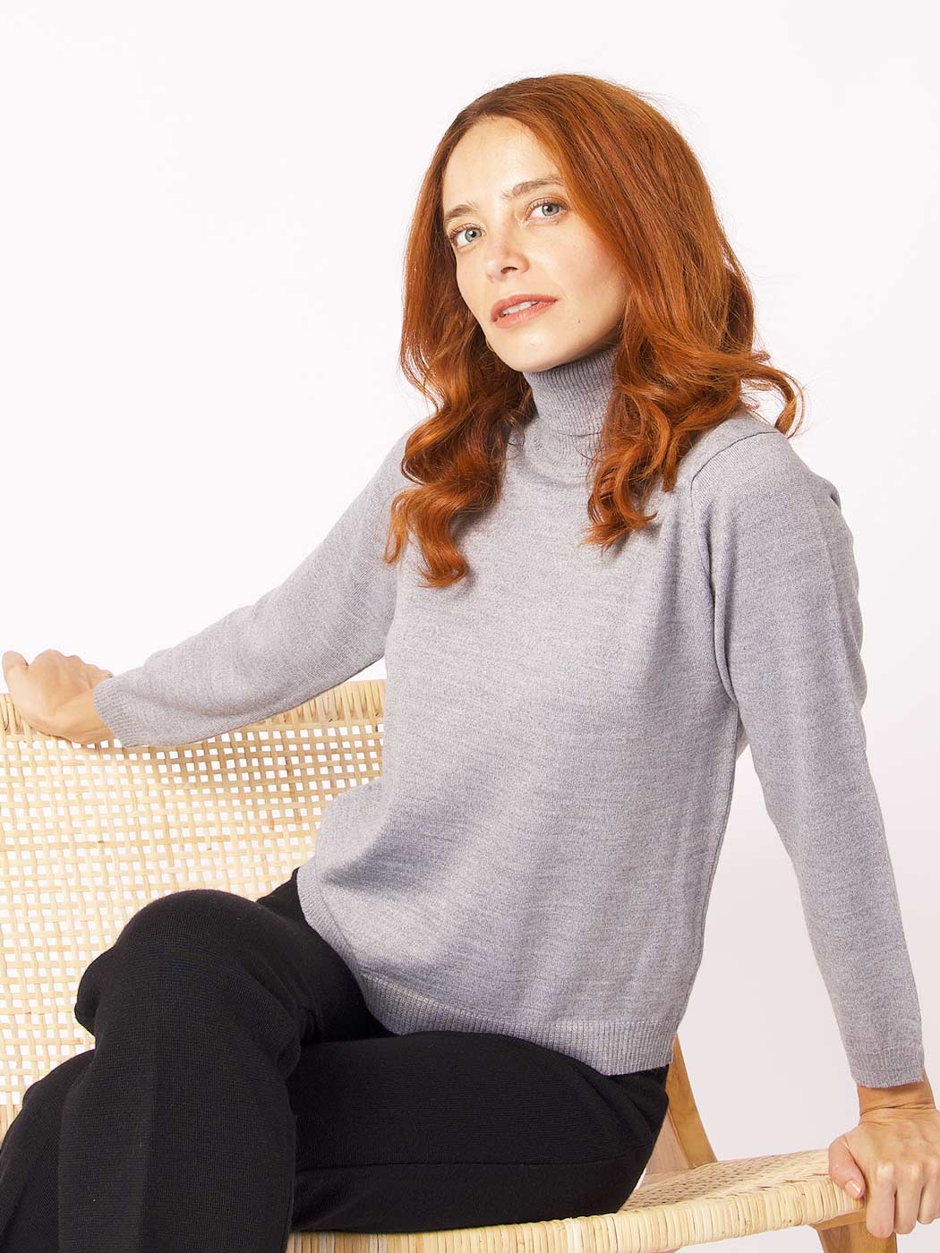 Camisolas de Malha Achega - Camisola feminina em lã merino com gola alta na cor cinza