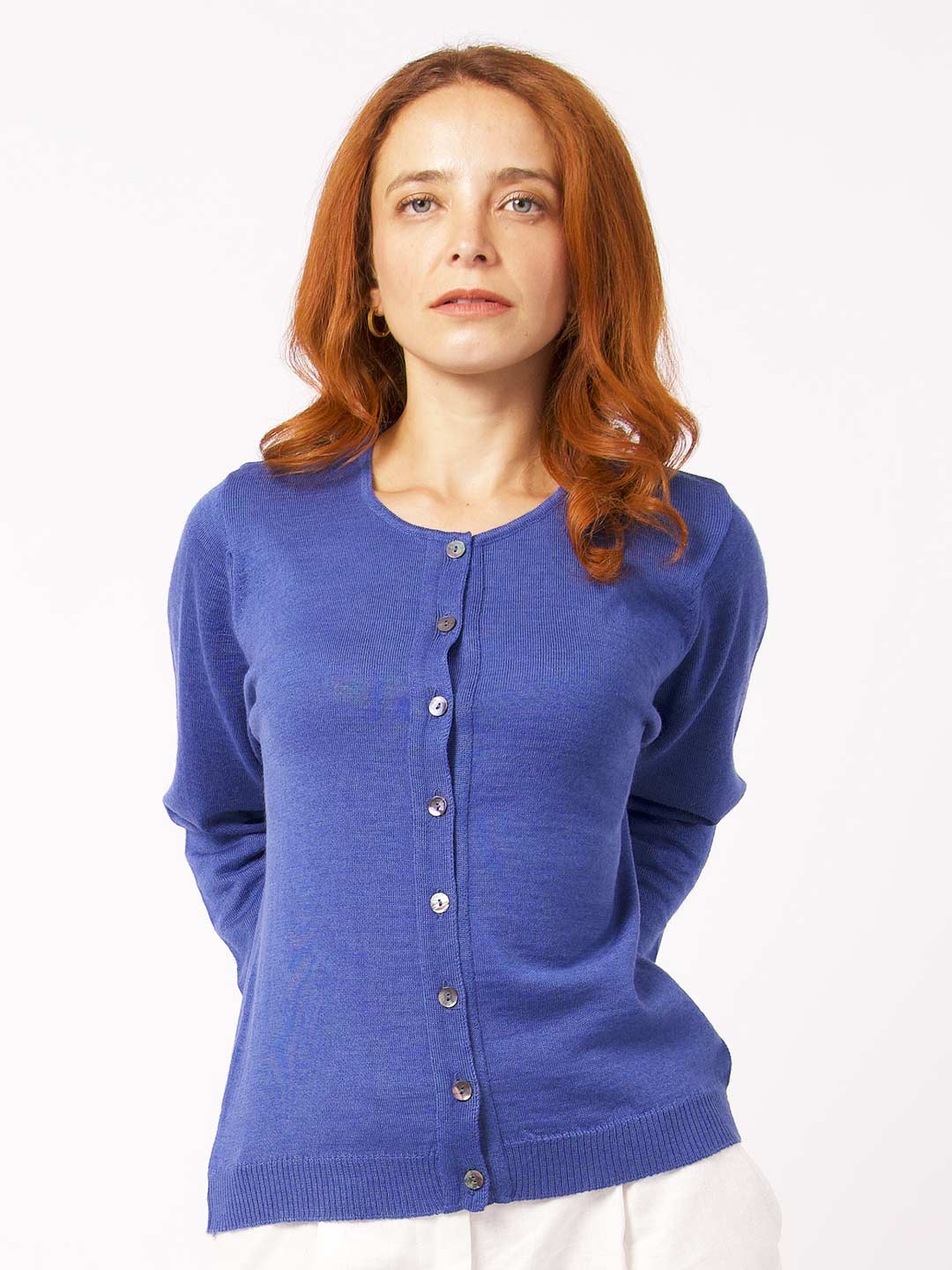 Casacos de Malha Achega - Casaco feminino azul indigo em lã merino com decote redondo e botões