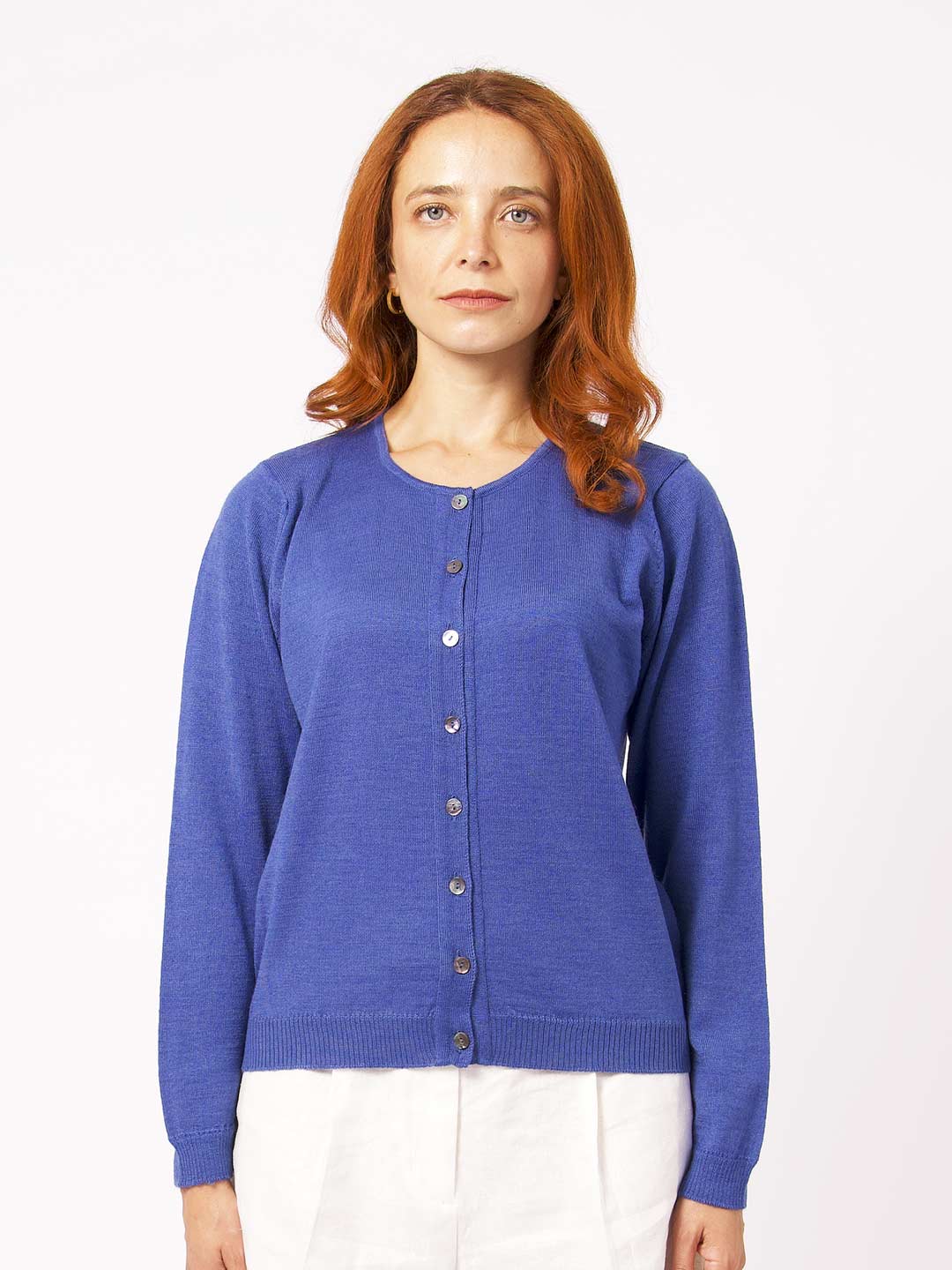 Casacos de Malha Achega - Casaco feminino azul indigo em lã merino com decote redondo e botões