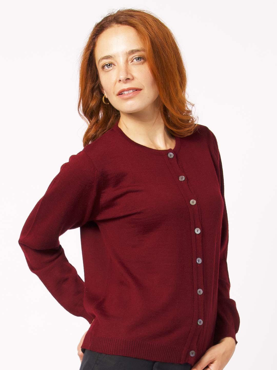Casacos de Malha Achega - Casaco feminino bordeaux em lã merino com decote redondo e botões