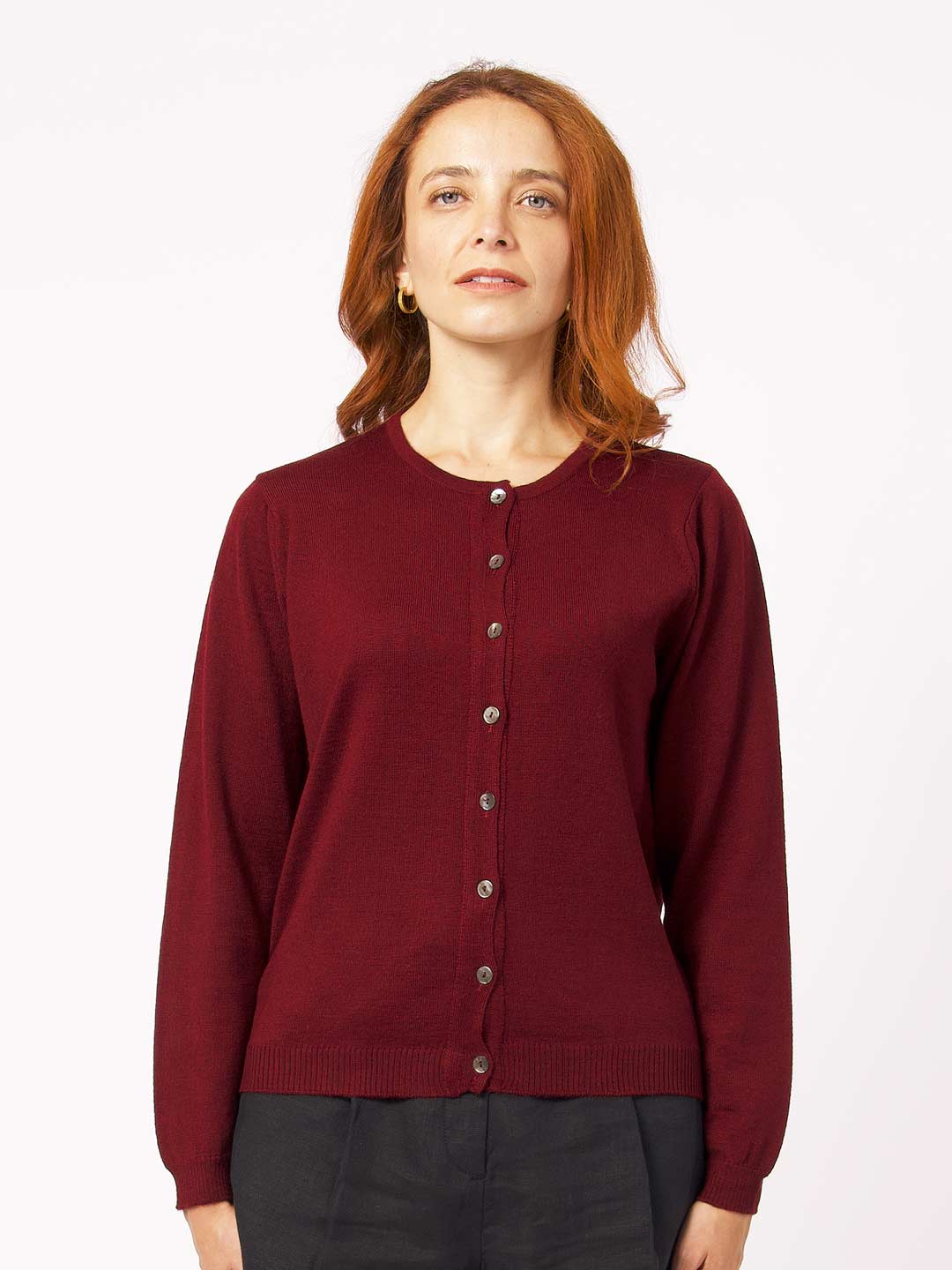 Casacos de Malha Achega - Casaco feminino bordeaux em lã merino com decote redondo e botões