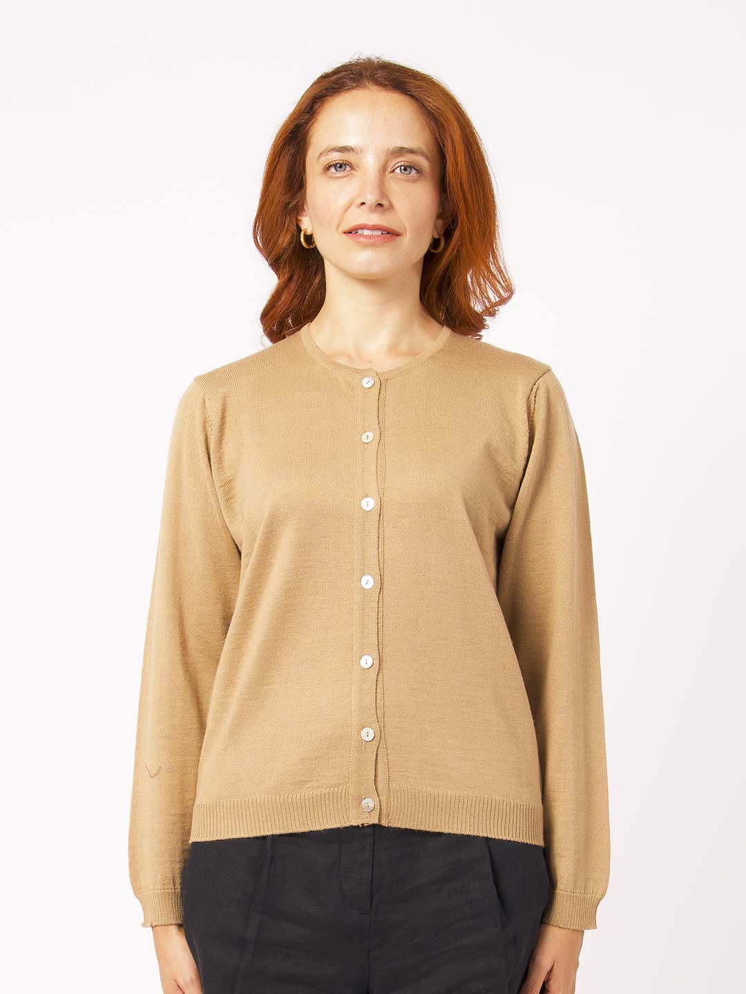 Casacos de Malha Achega - Casaco feminino camel em lã merino com decote redondo e botões