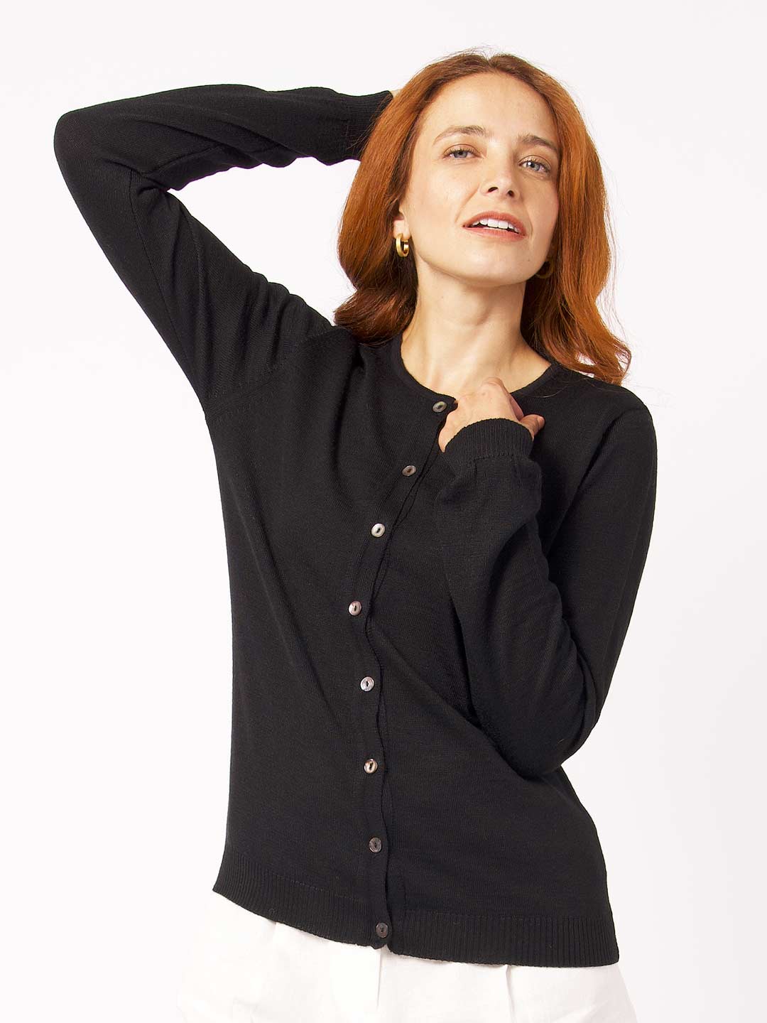 Casacos de Malha Achega - Casaco feminino preto em lã merino com decote redondo e botões