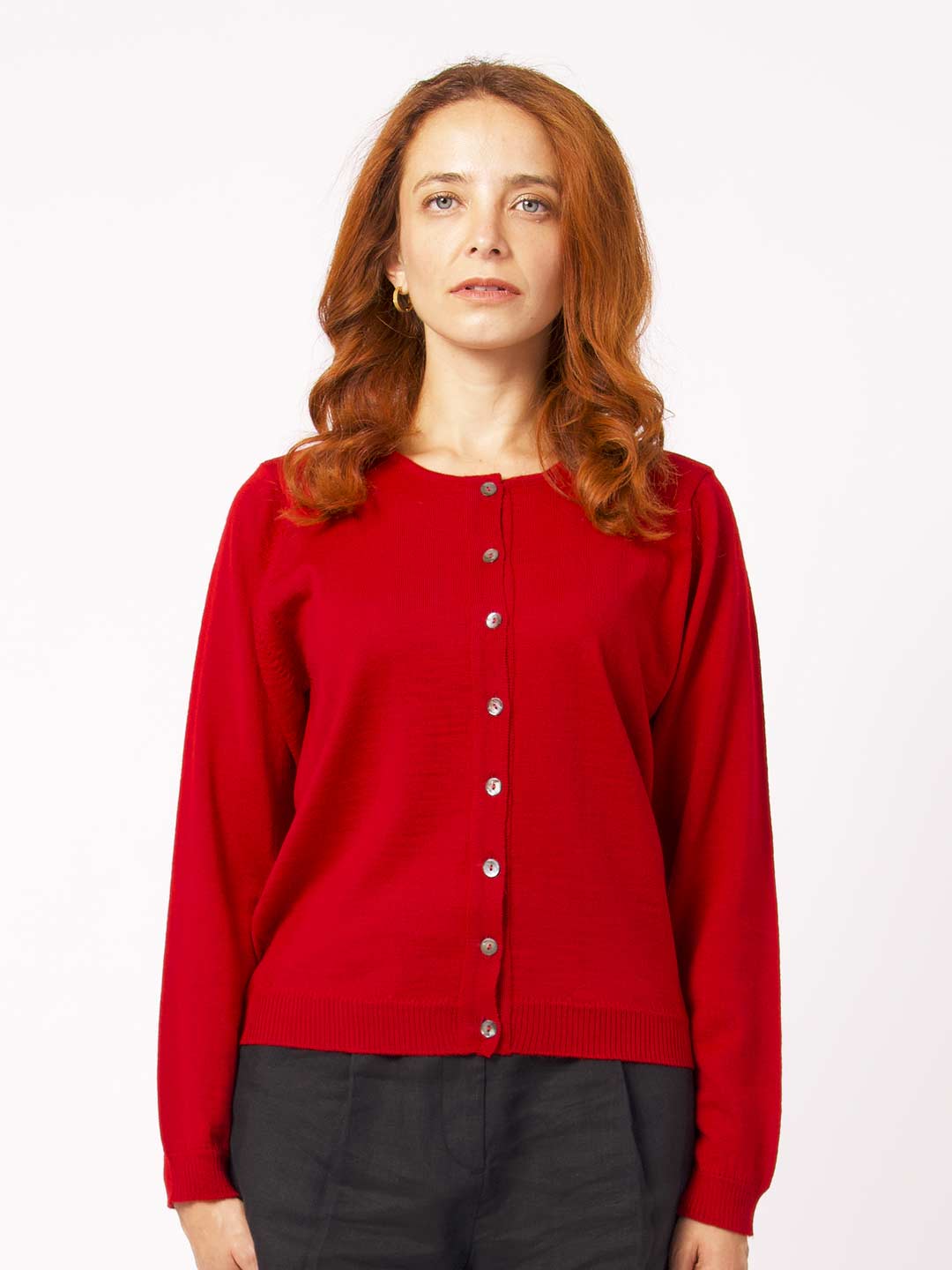 Casacos de Malha Achega - Casaco feminino vermelho em lã merino com decote redondo e botões