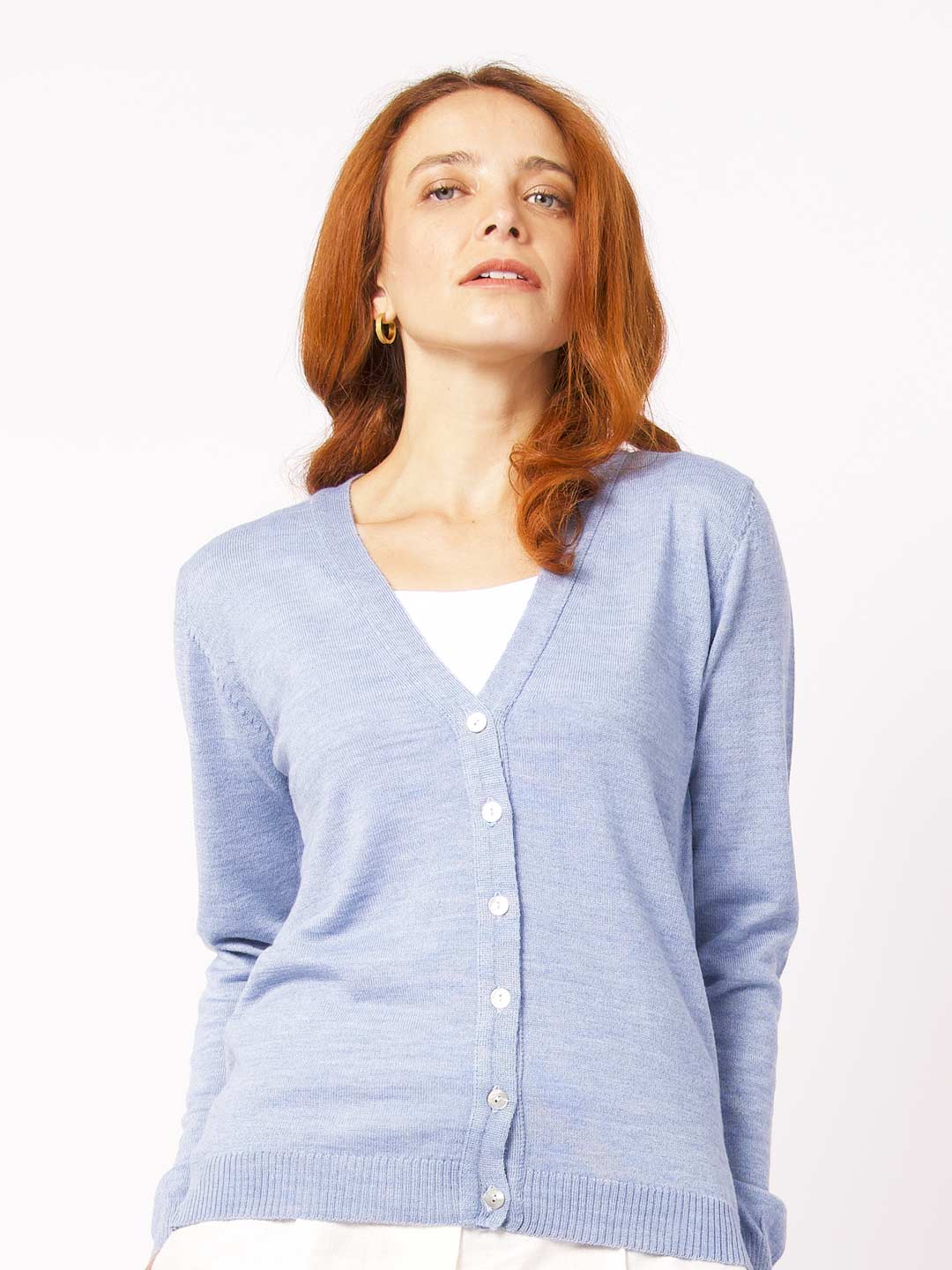 Casacos de Malha Achega - Casaco feminino azul claro em lã merino com decote em v e botões