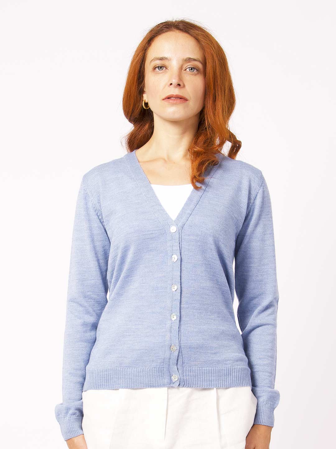 Casacos de Malha Achega - Casaco feminino azul claro em lã merino com decote em v e botões