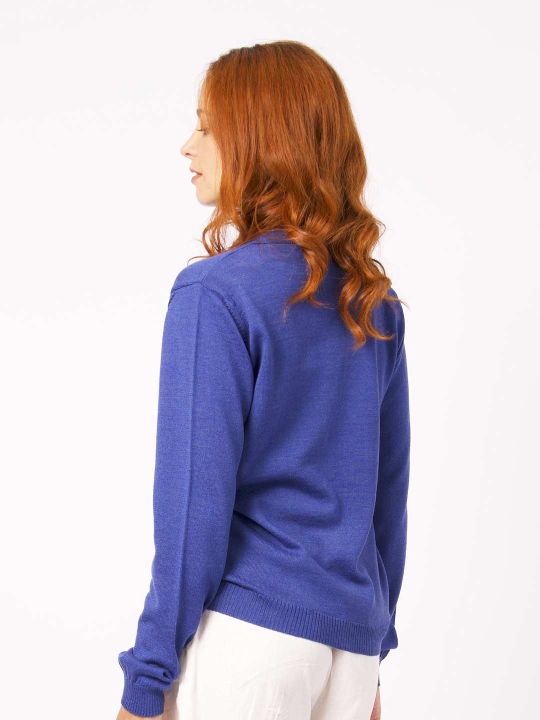 Casacos de Malha Achega - Casaco feminino azul indigo em lã merino com decote em V e botões