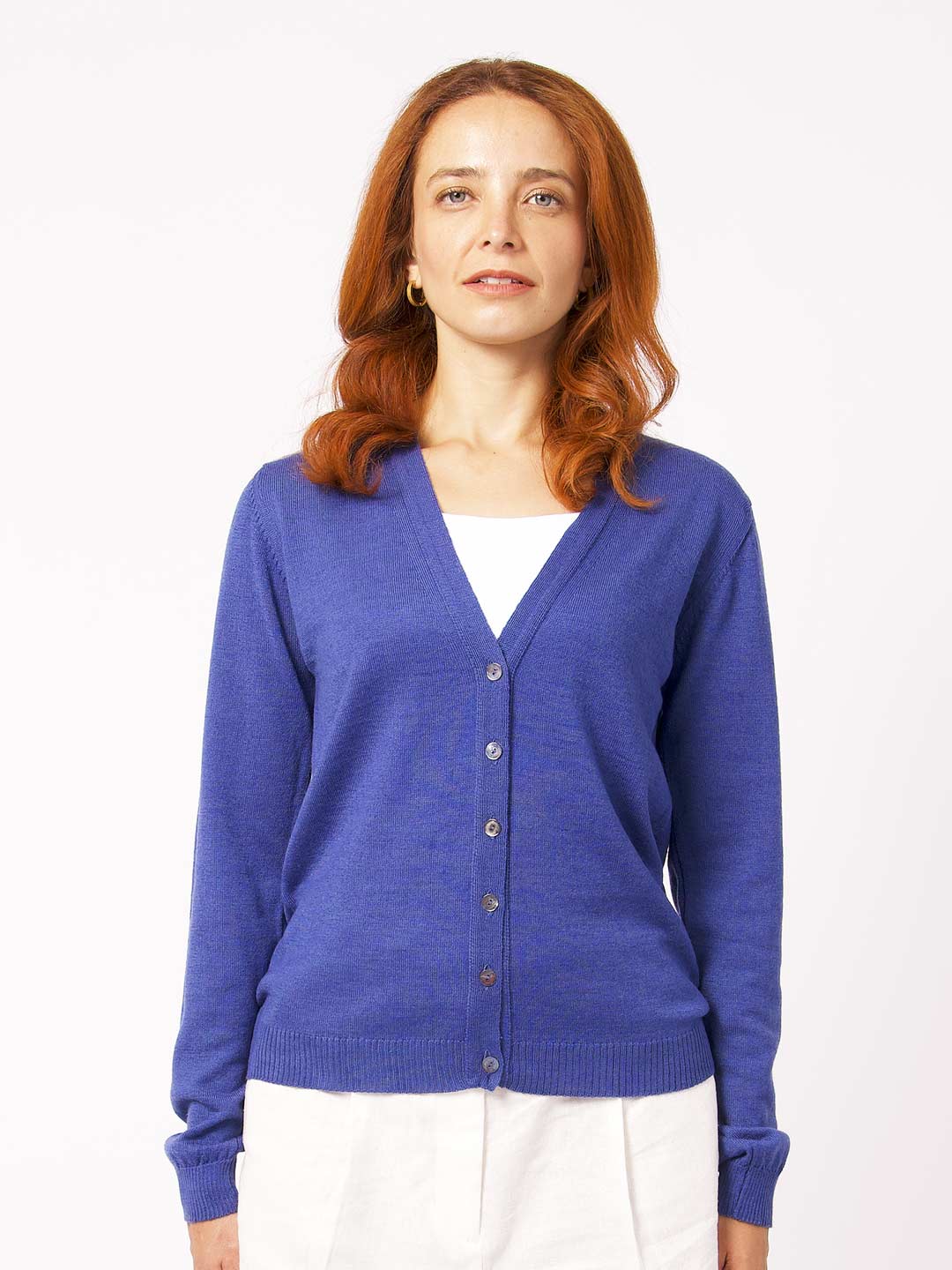 Casacos de Malha Achega - Casaco feminino azul indigo em lã merino com decote em V e botões