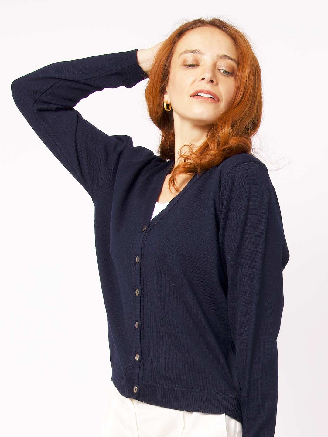Achega Knitwear Chaquetas - Chaqueta de mujer de lana merino azul marino con cuello de pico y botones