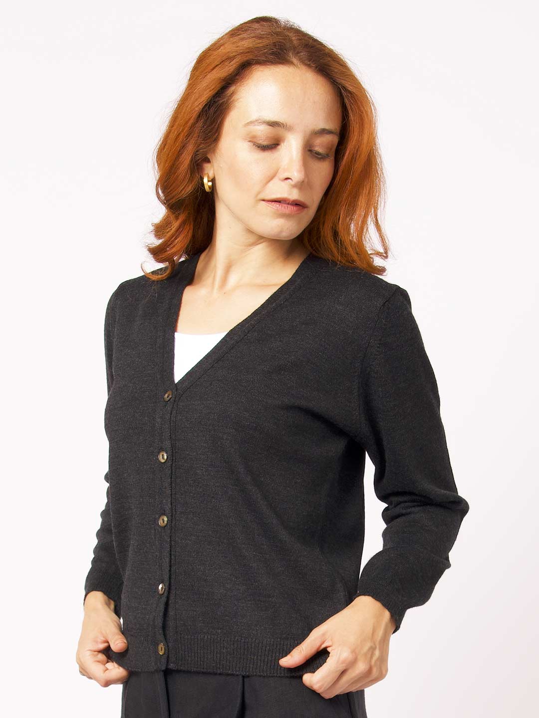 Casacos de Malha Achega - Casaco feminino cinzento em lã merino com decote em v e botões