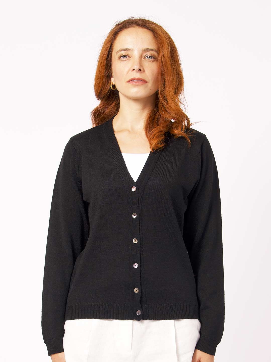Achega Knitwear Chaquetas - Chaqueta de mujer de lana merino negra con cuello de pico y botones