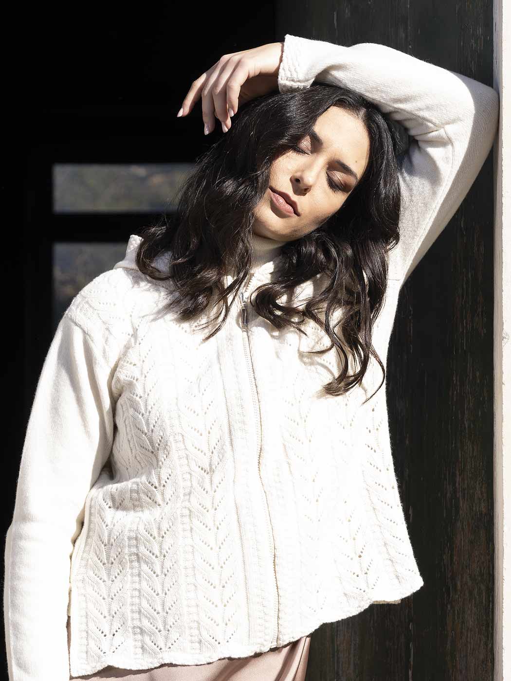 Casacos de Malha Achega - Casaco feminino estruturado branco com capuz em lambswool