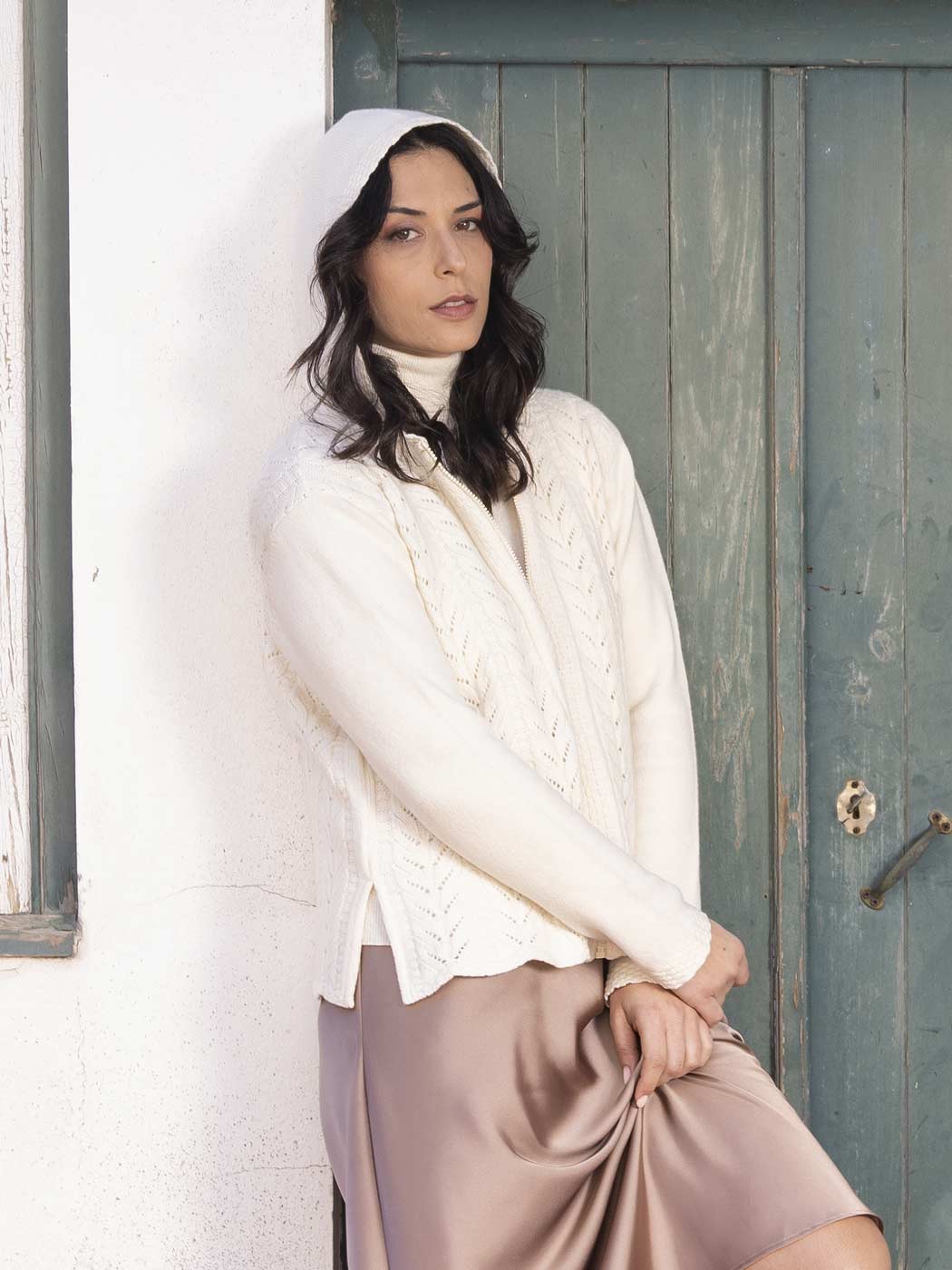 Casacos de Malha Achega - Casaco feminino estruturado branco com capuz em lambswool