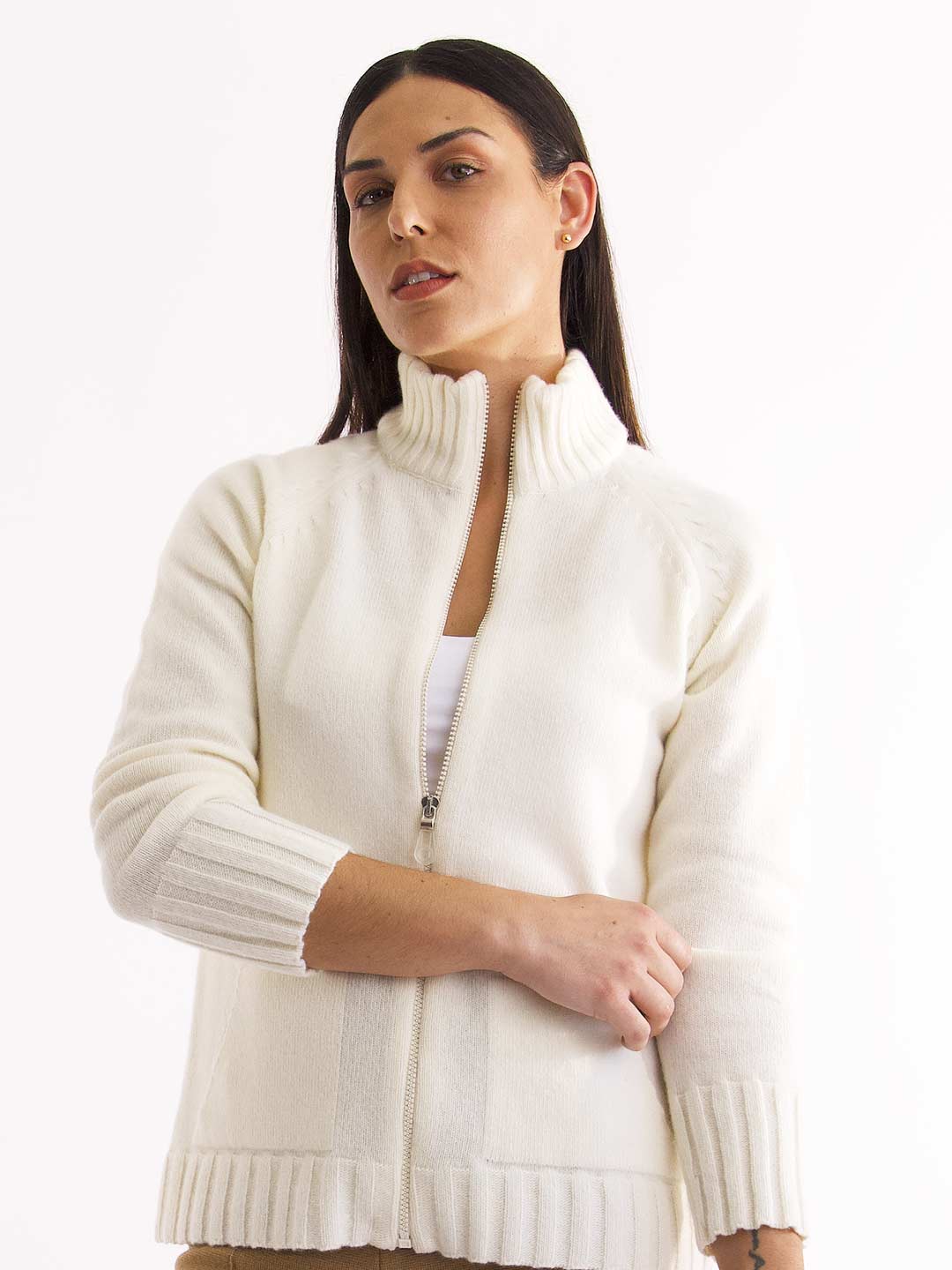Casacos de Malha Achega - Casaco feminino branco com fecho em lambswool
