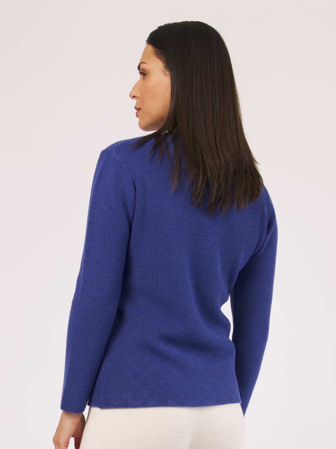 Casacos de Malha Achega - Casaco feminino azul indigo em malha pérola com decote em V em lã merino