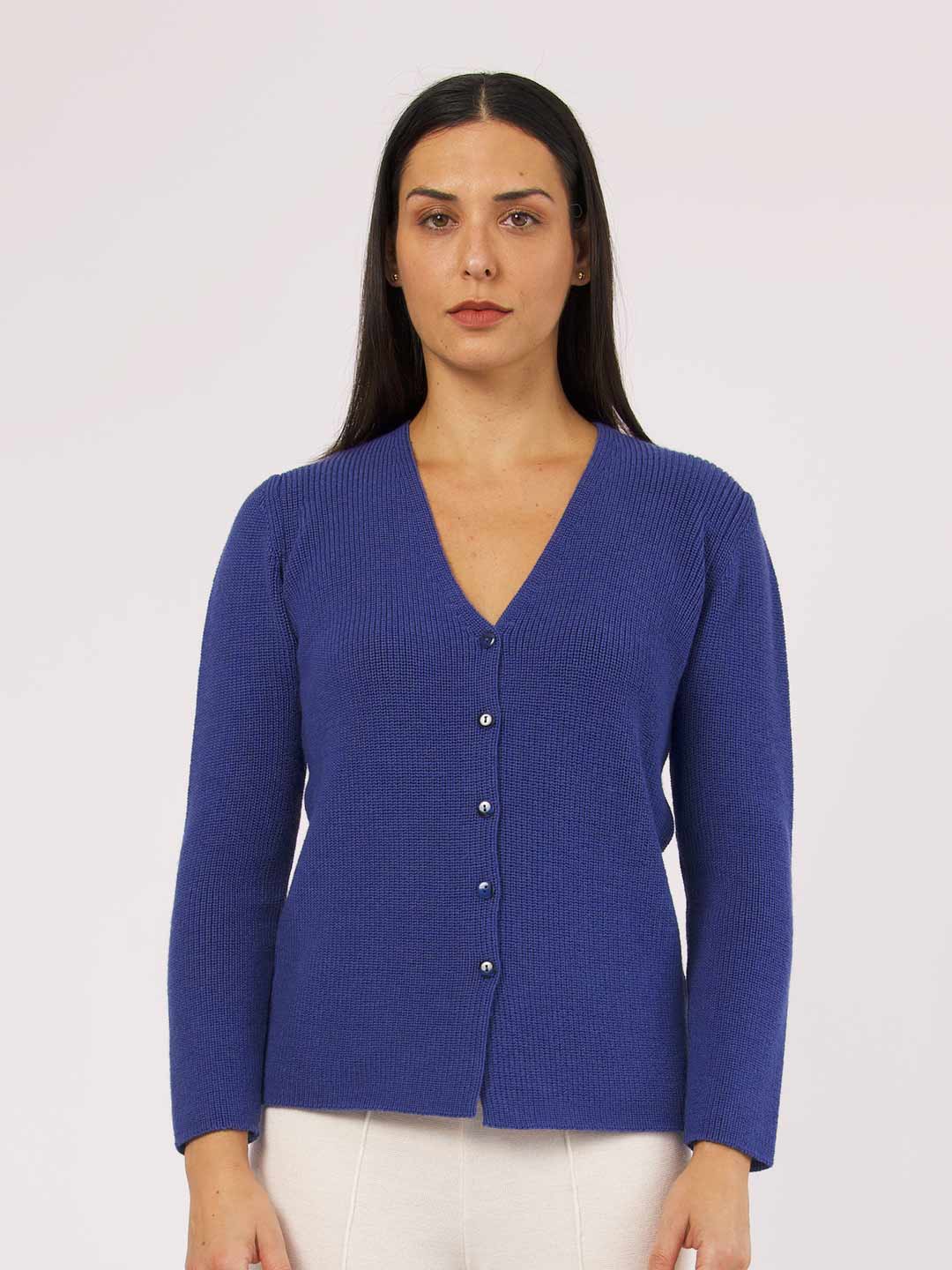 Casacos de Malha Achega - Casaco feminino azul indigo em malha pérola com decote em V em lã merino
