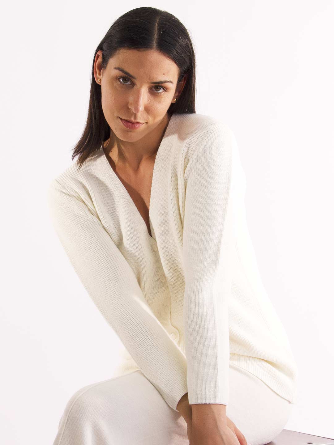 Casacos de Malha Achega - Casaco feminino branco em malha pérola com decote em V em lã merino