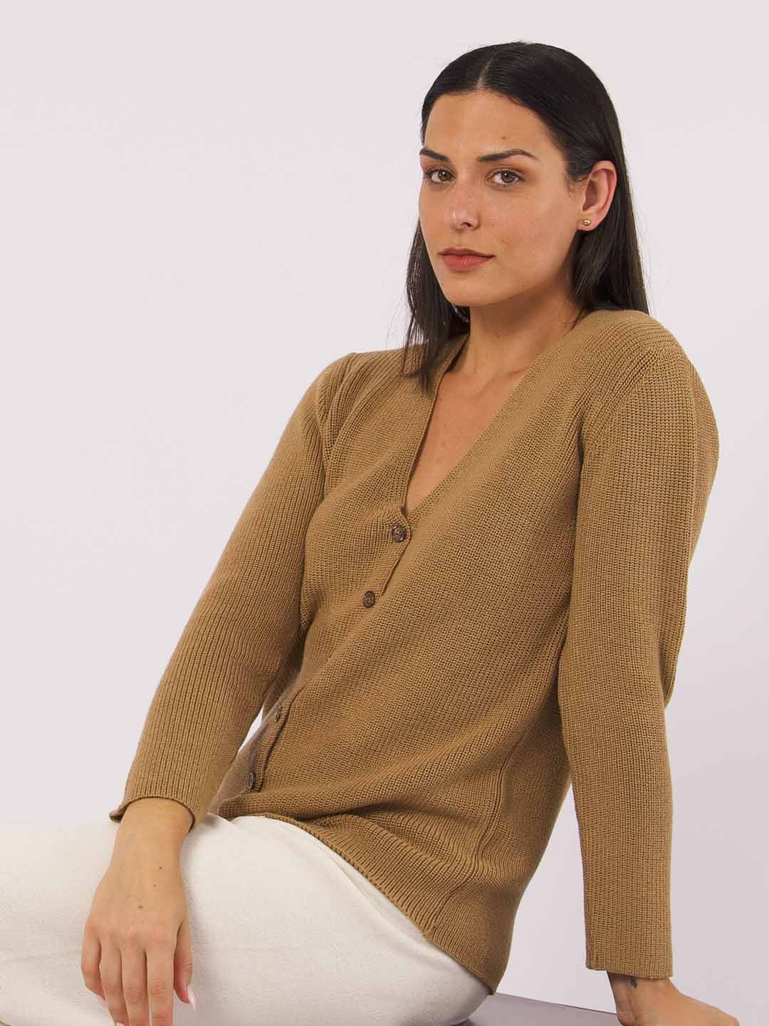Casacos de Malha Achega - Casaco feminino camel em malha pérola com decote em V em lã merino