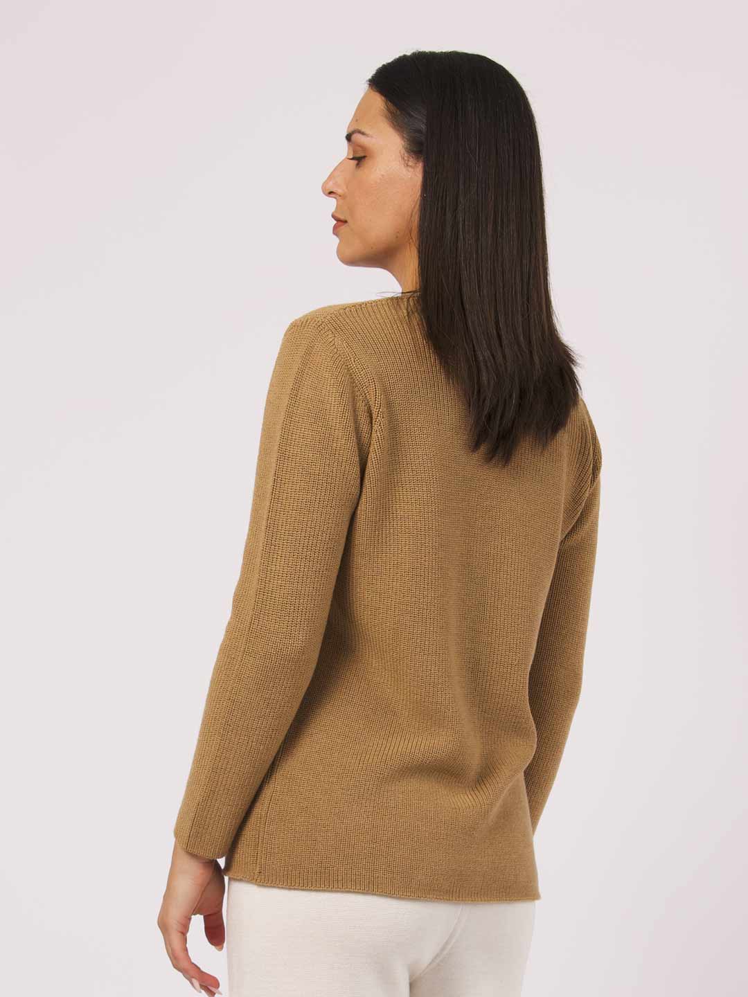 Casacos de Malha Achega - Casaco feminino camel em malha pérola com decote em V em lã merino