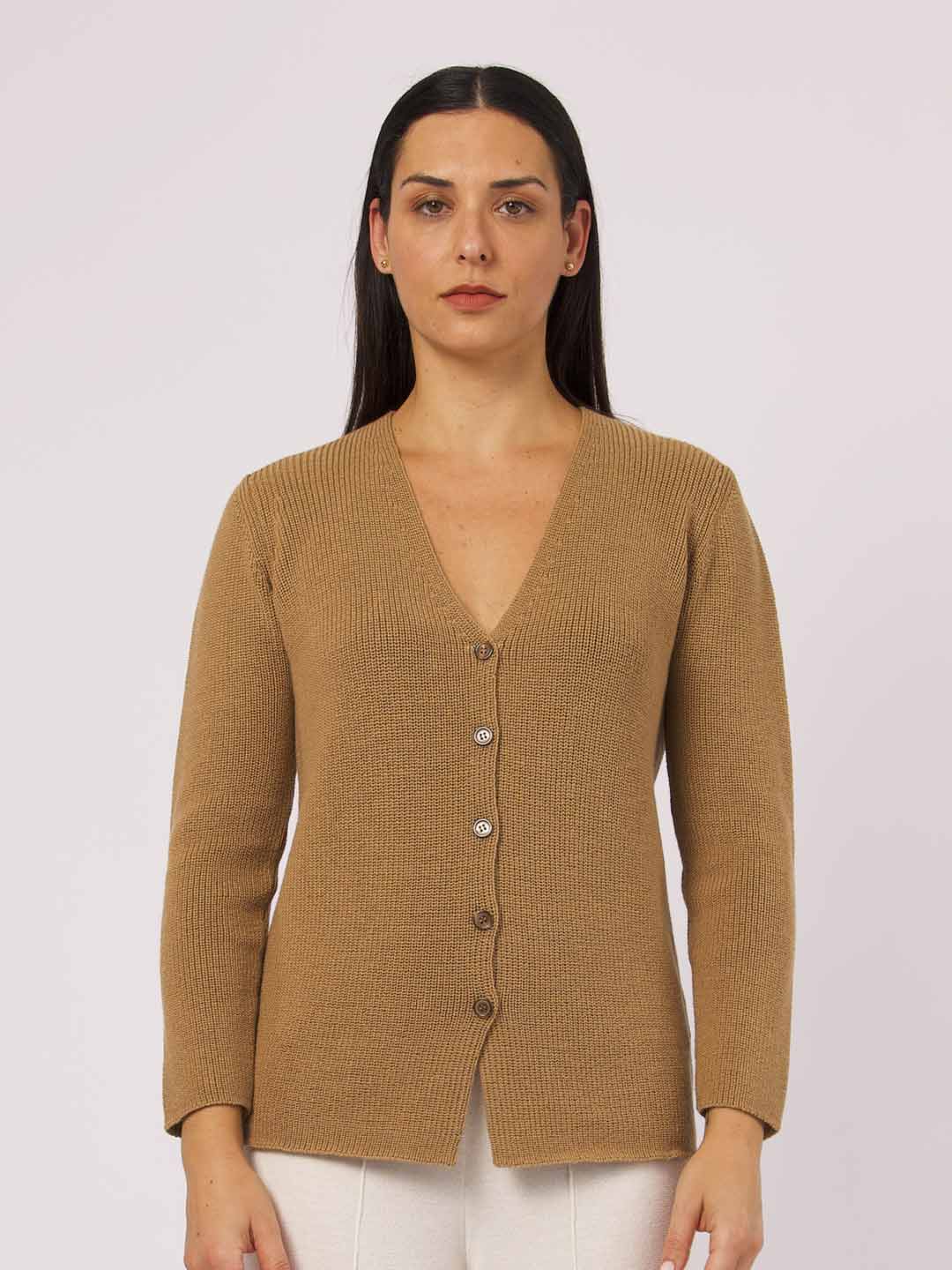 Casacos de Malha Achega - Casaco feminino camel em malha pérola com decote em V em lã merino
