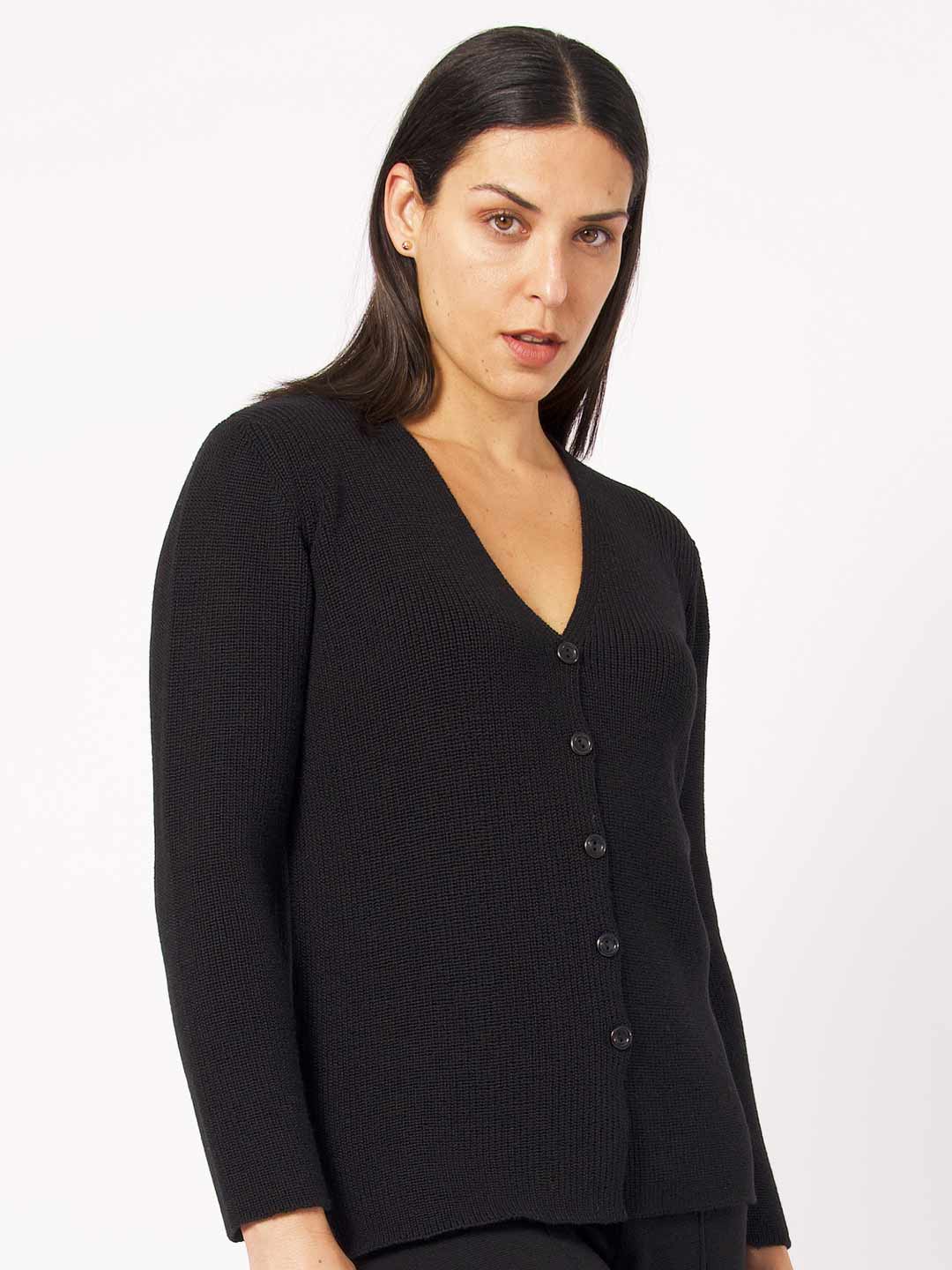 Casacos de Malha Achega - Casaco feminino preto em malha pérola com decote em V em lã merino